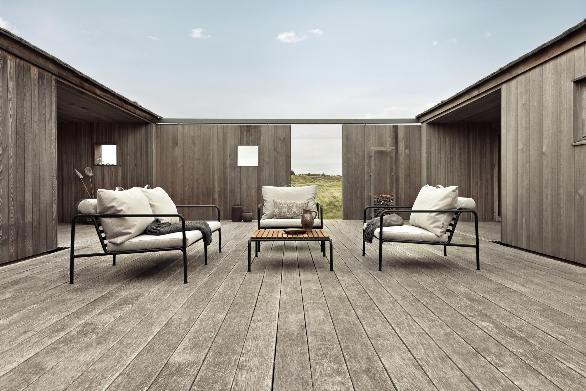 Avon Lounge-Set und ein Tisch der Serie Avon auf einer Holzterrasse