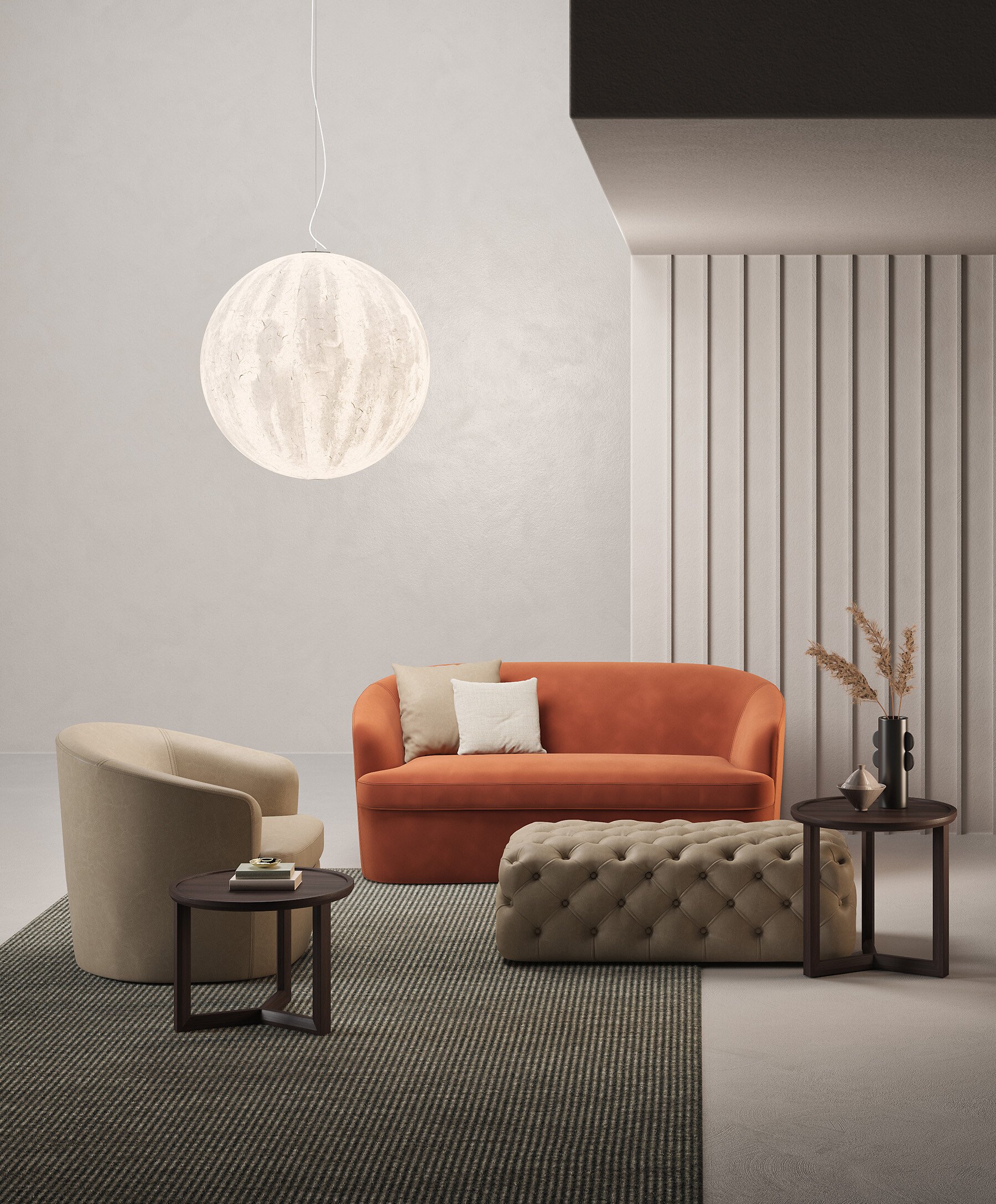 Wohnsituation mit Leuchte, rostrotem Sofa, beigem Pouf, Sessel und zwei Rundtischen