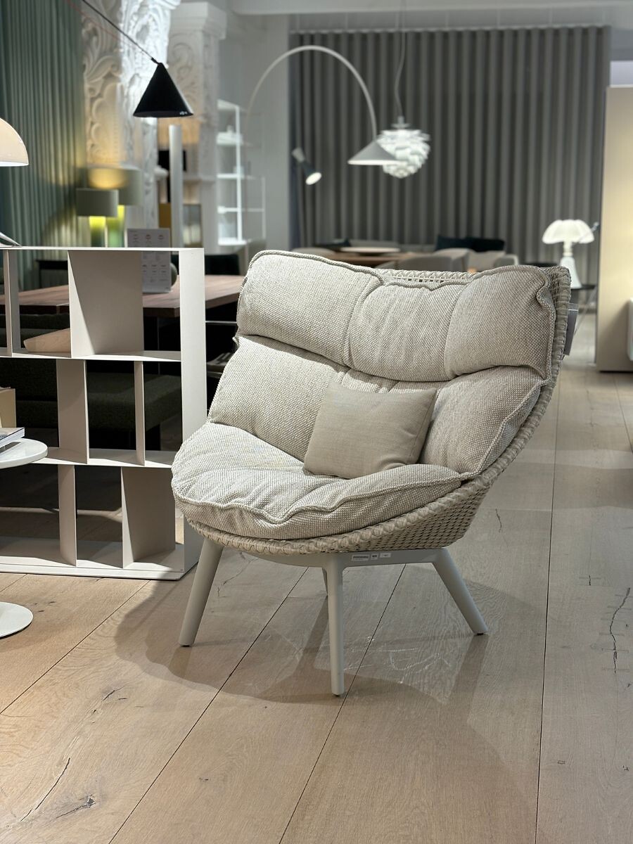 Mbrace Wing Chair mit Hocker