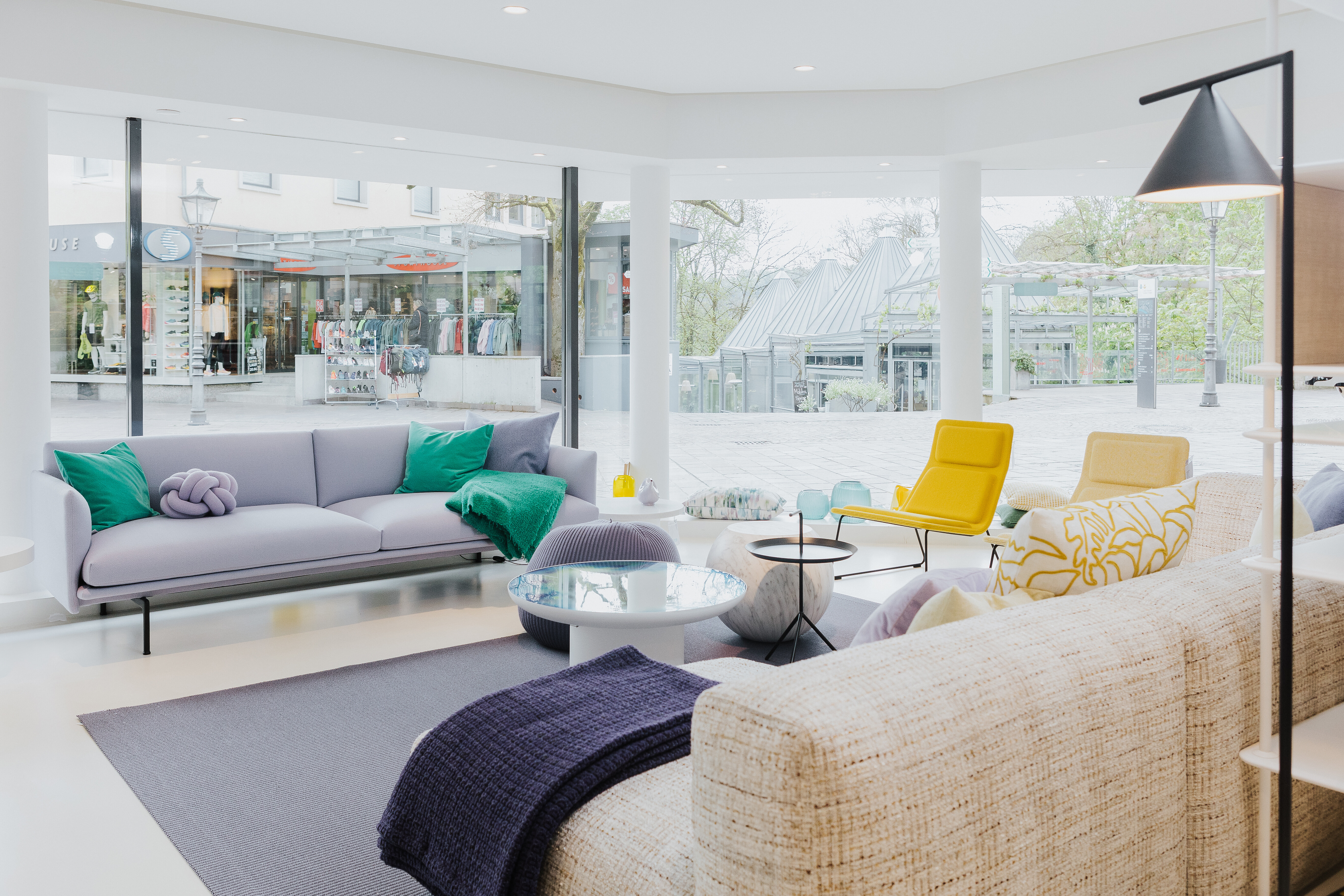 Ausstellungsfläche mit Sofas und Sesseln, Blick durch das Schaufenster auf die Innenstadt Waldshut