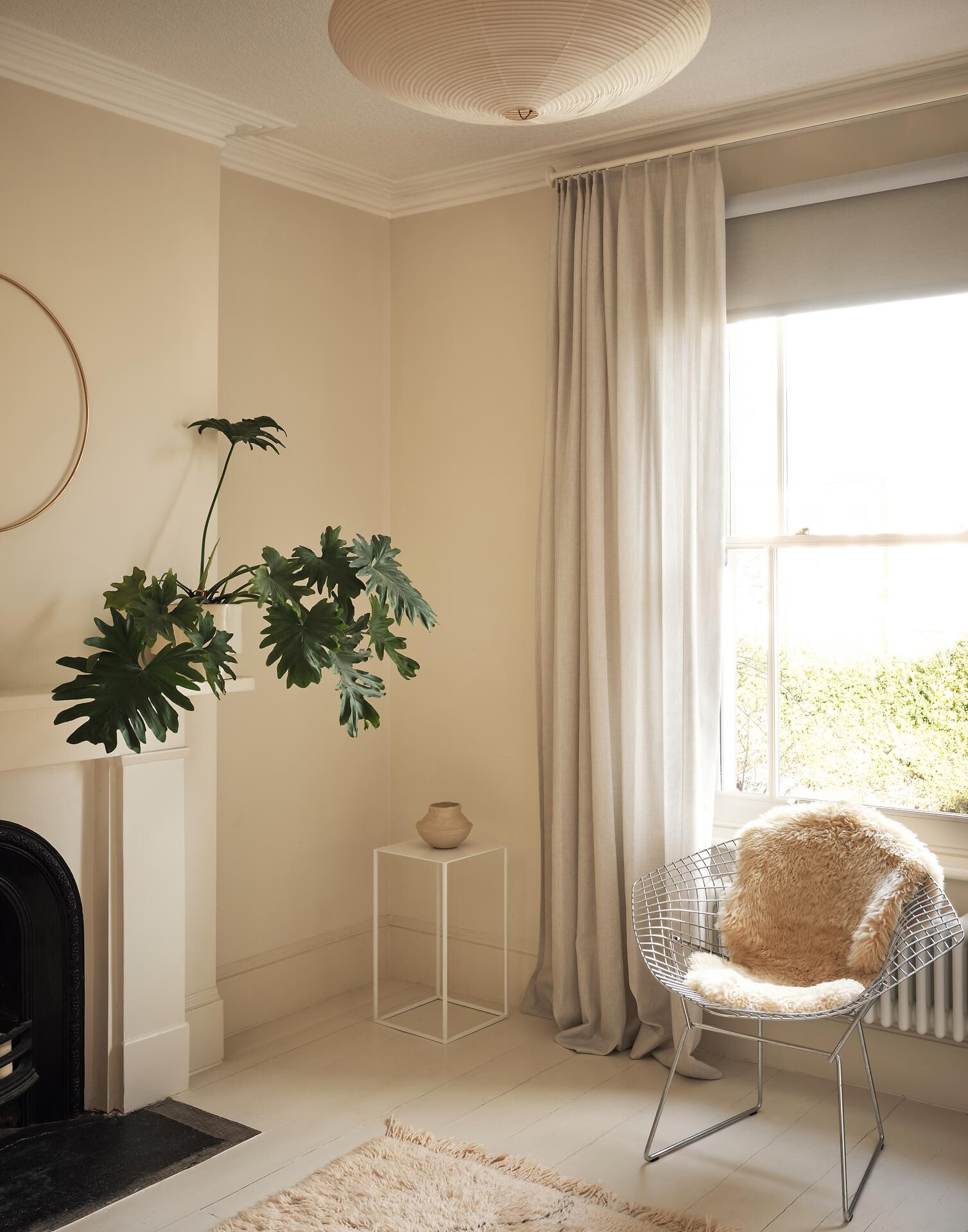 Helles Wohnzimmer mit Vorhang aus hellem Stoff und integriertem Rollo-System