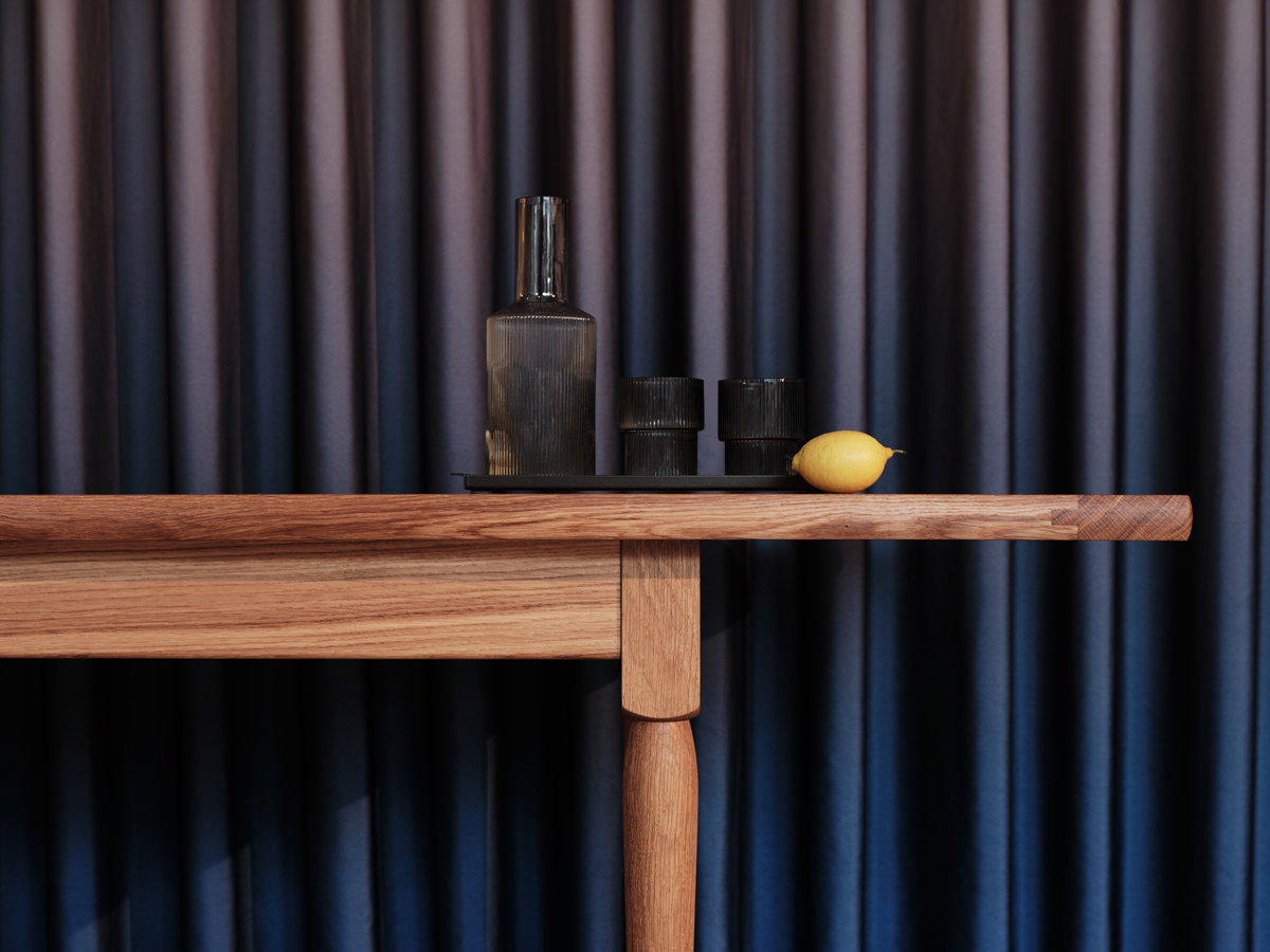 Deatilaufnahme Shaker Tisch von Habit vor dunklem Vorhang