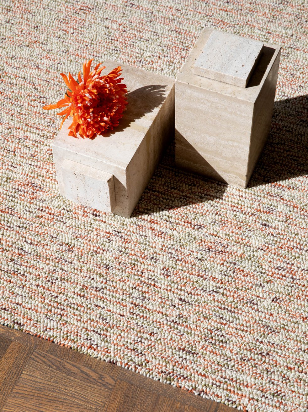 Mehrfarbiger Wollteppich mit dichter Struktur und sanftem Farbverlauf