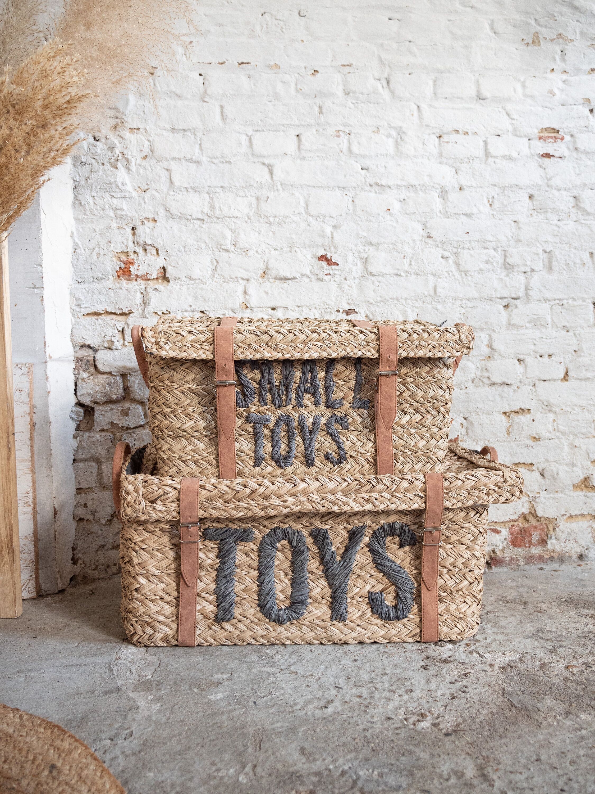 Zwei Spielzeugkisten aus Jute mit Lederriemen, schwarze Schrift: TOYS und SMALL TOYS