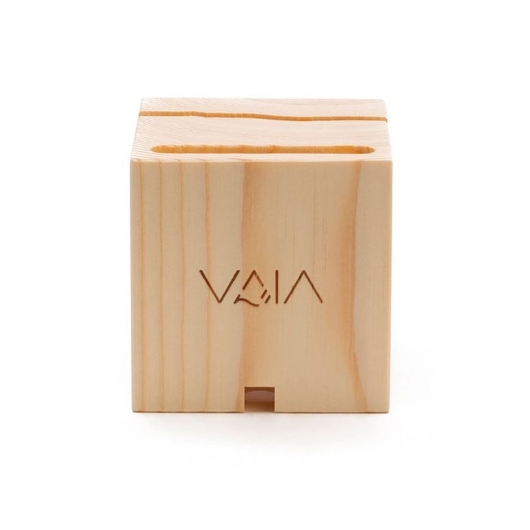 Lautsprecher Cube von Vaia, der aus dem Holz von Bäumen, die vom Sturm Vaia (Dolomiten, 2018) gefällt wurden, hergestellt wird.