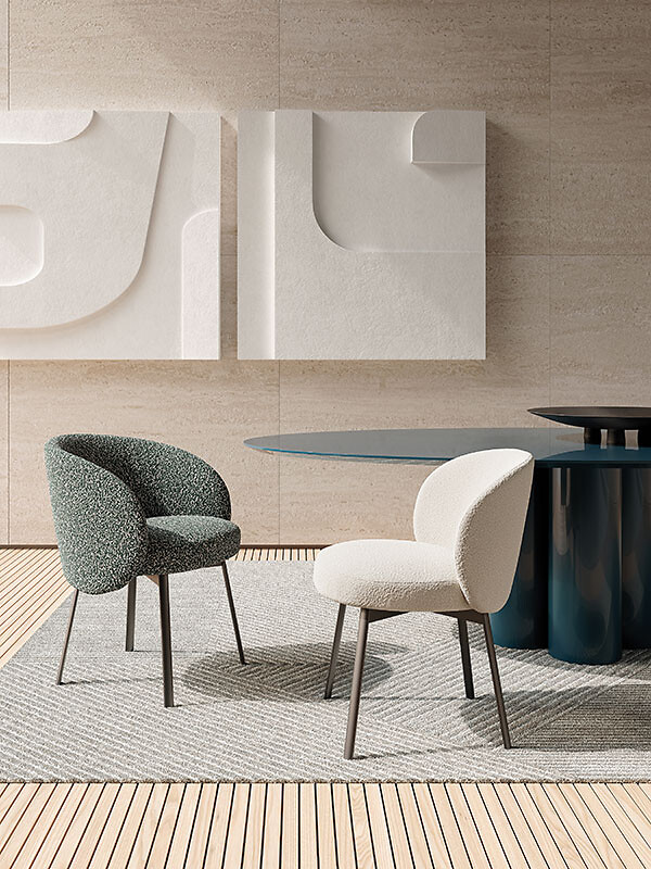 Zwei gepolsterte Armlehnstühle an ovalem Esstisch auf Teppichboden