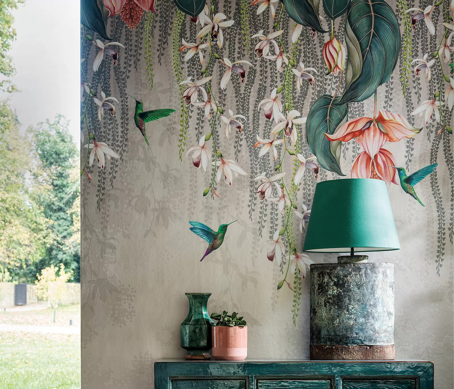 Tapete mit tropischem Vogel- und Blütendekor über Kommode mit Tischleuchte in Türkis