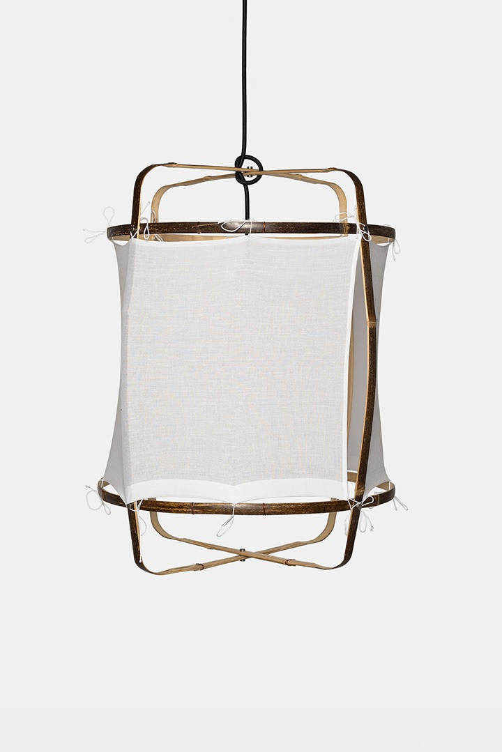Rahmenleuchte mit heller Stoffbespannung und Schnürungen, gefertigt aus natürlichen Materialien.