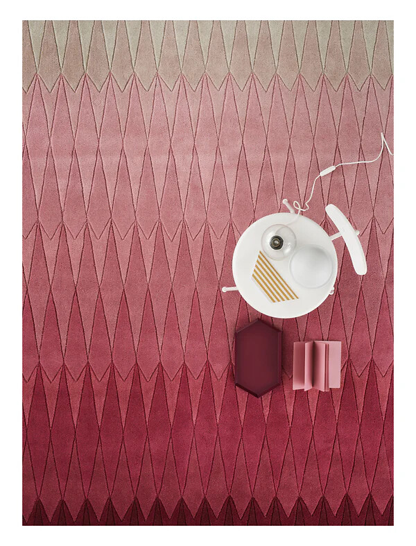 Teppich mit Diamantstruktur in abgestuften Rot- und Rosétönen