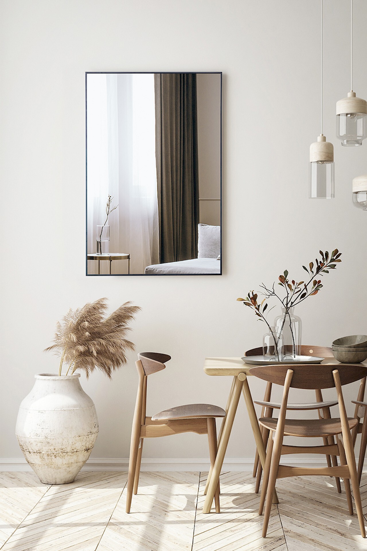 Spiegel mit schmalem, schwarzem Rahmen über Esstisch mit Holzstühlen und Vasen