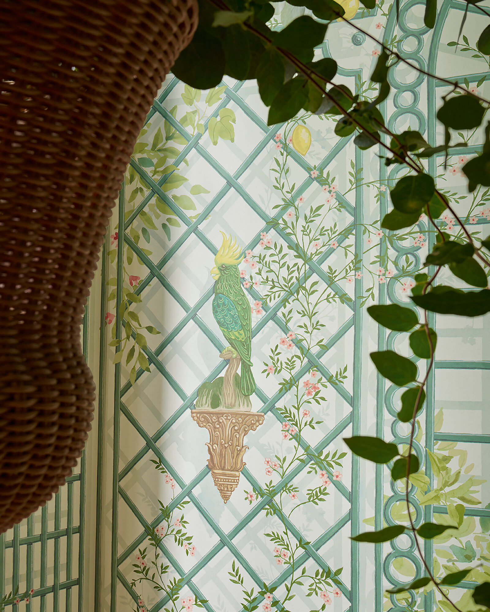 Textil mit Kakadu- und Rankenmotiv vor Rankgitter-Optik im floralen Design