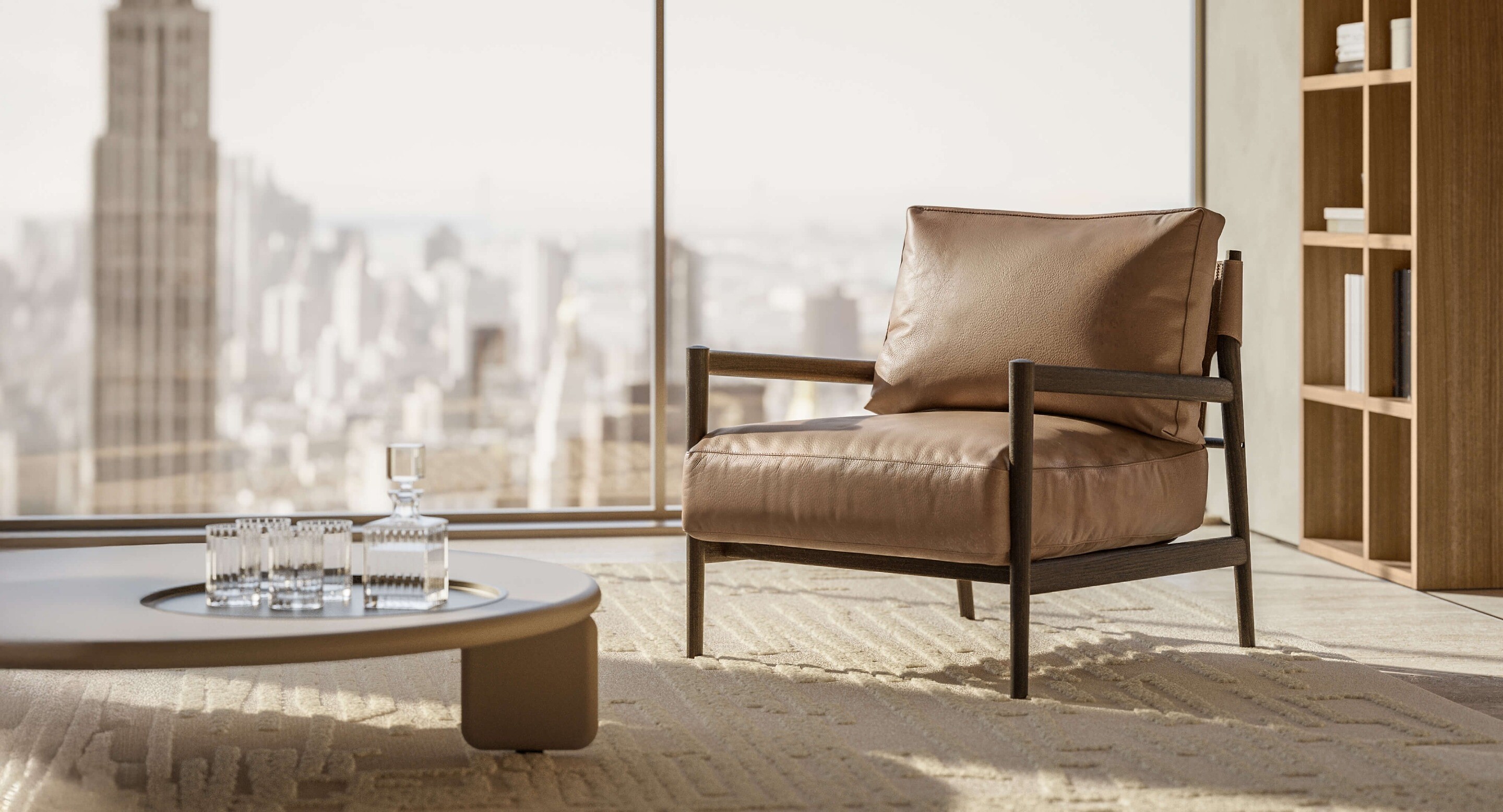 Lederbezogener Lounge-Sessel mit Kissen vor Fensterfront mit Blick auf Skyline