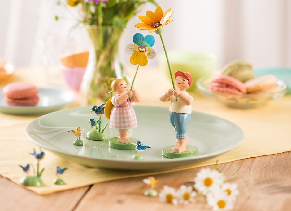 Zwei Blumenkinder-Figuren von Wendt & Kühn mit Blumen auf einem gedeckten Teller