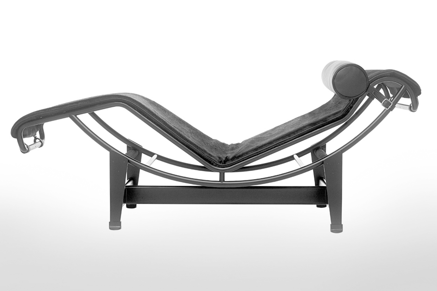 Designklassiker LC4 Liege von Le Corbusier mit geschwungenem Stahlrohrgestell und schwarzem Lederbezug.