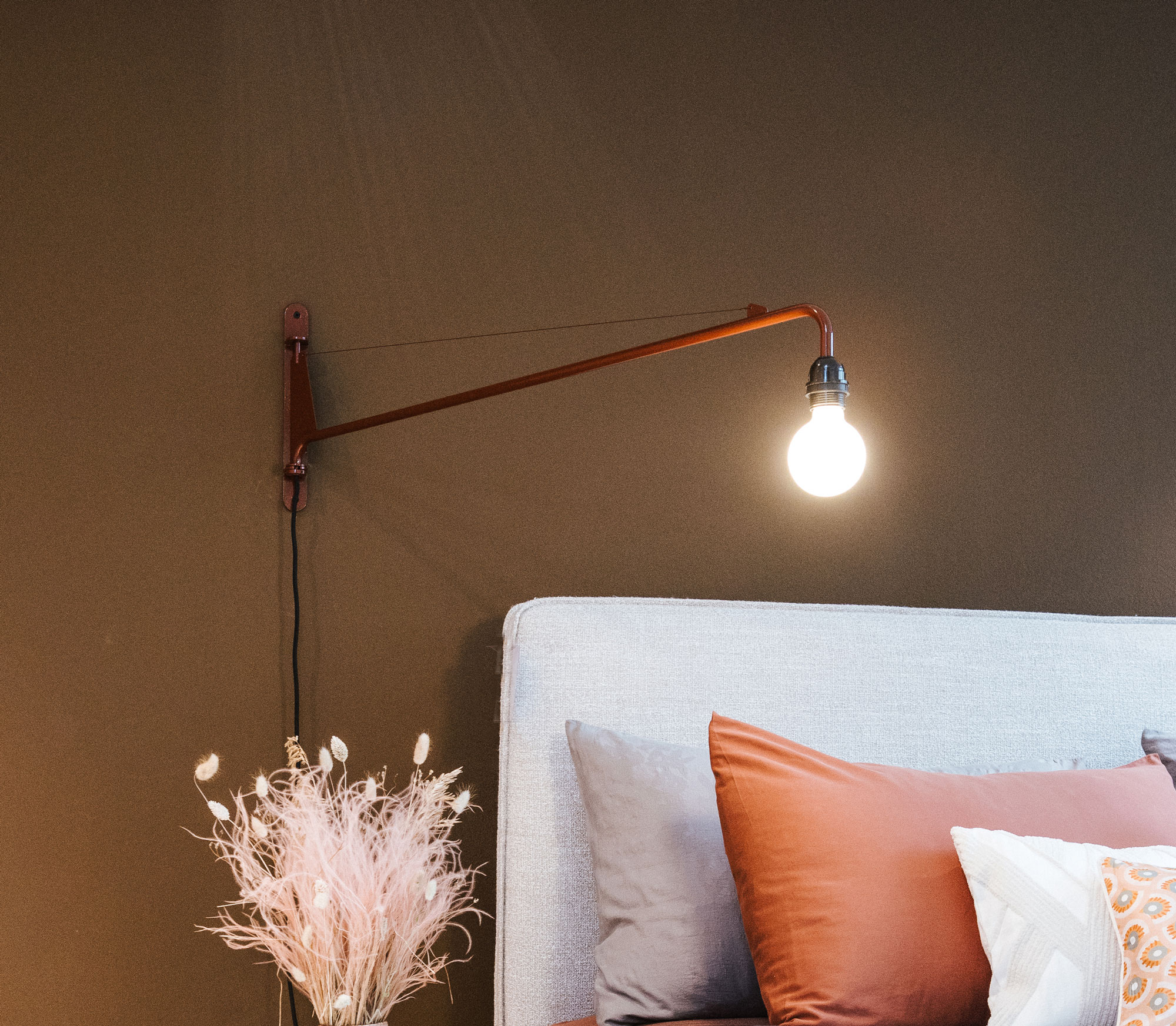 Beleuchtung über Bett mit dekorativem Trockenblumenstrauß Austellung Waldshut