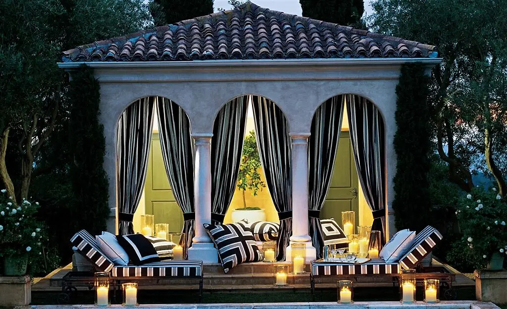 Vielfältige Einsatzmöglichkeiten von Stoffen: Vorhänge, Polster, Kissen und Outdoor-Bezüge