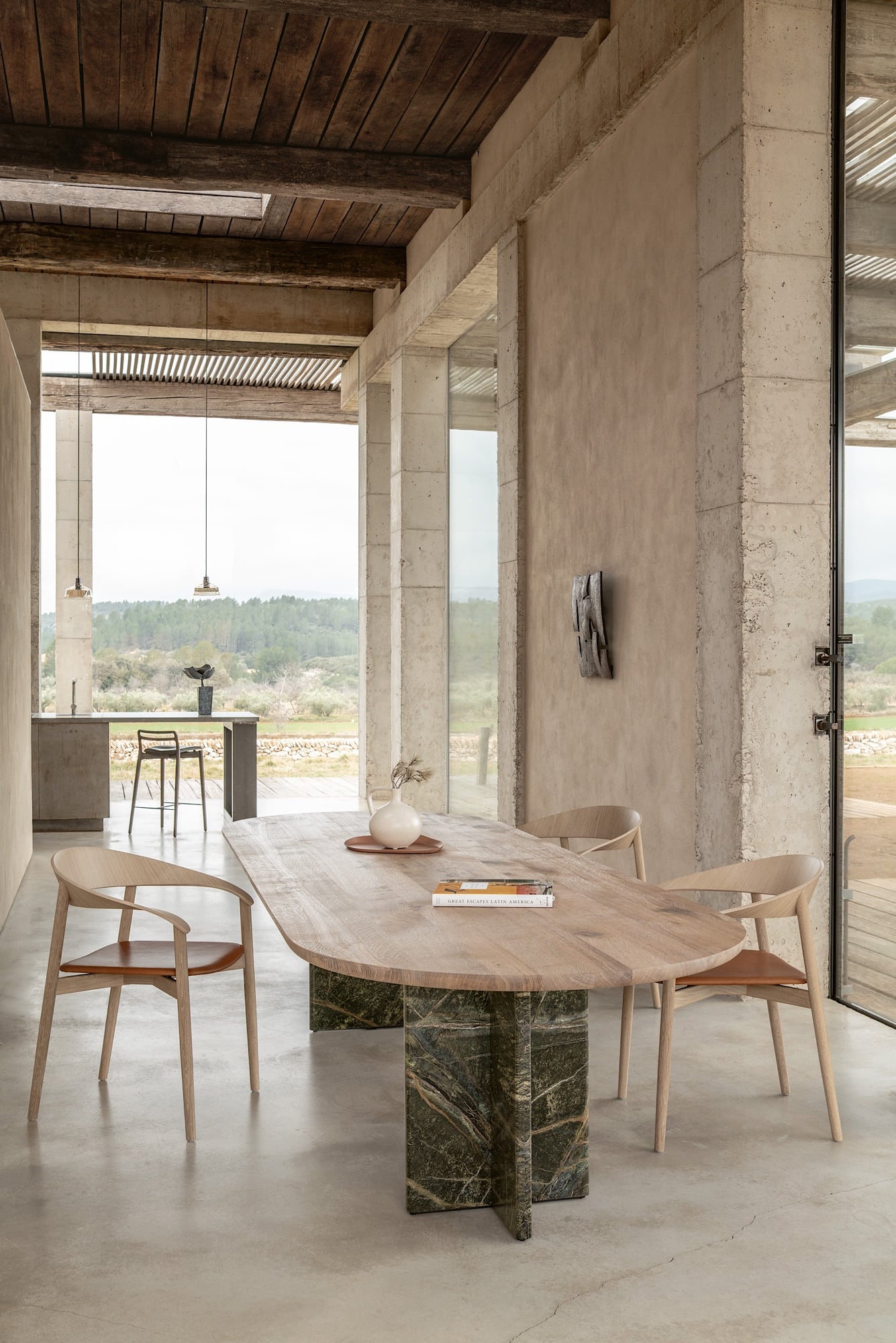 T-Rox Tisch oval von Janua mit Holzoberfläche und Gestell aus Stein