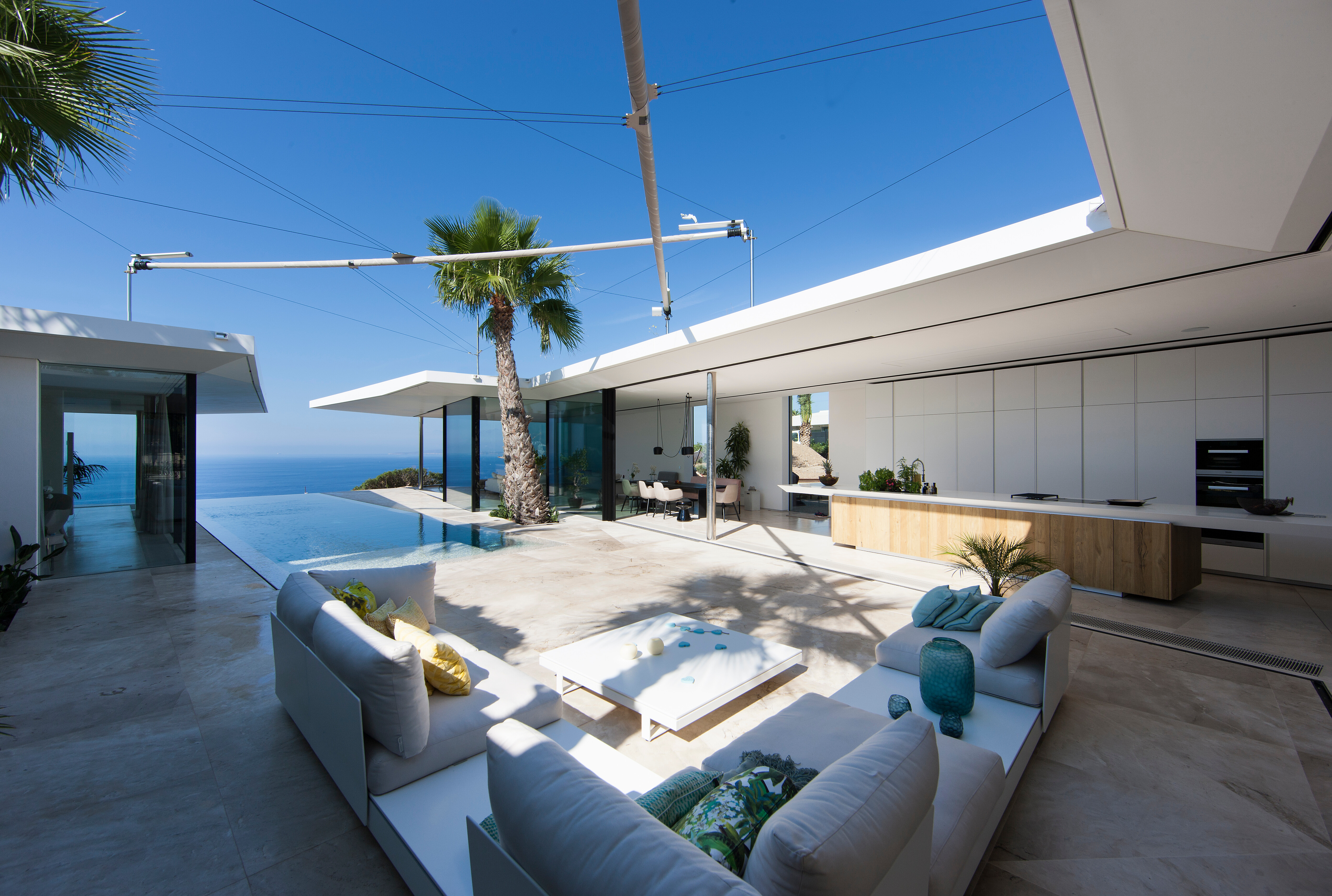 Die Immobilie unserer Kunden auf Mallorca ist ein wahrer Traum. Die Glasfronten zum Innenhof lassen sich komplett öffnen. Um ein harmonisches Bild zu schaffen sind Innen- und Außenbereich perfekt aufeinander abgestimmt. Es überzeugt die helle Farbwahl. Zu