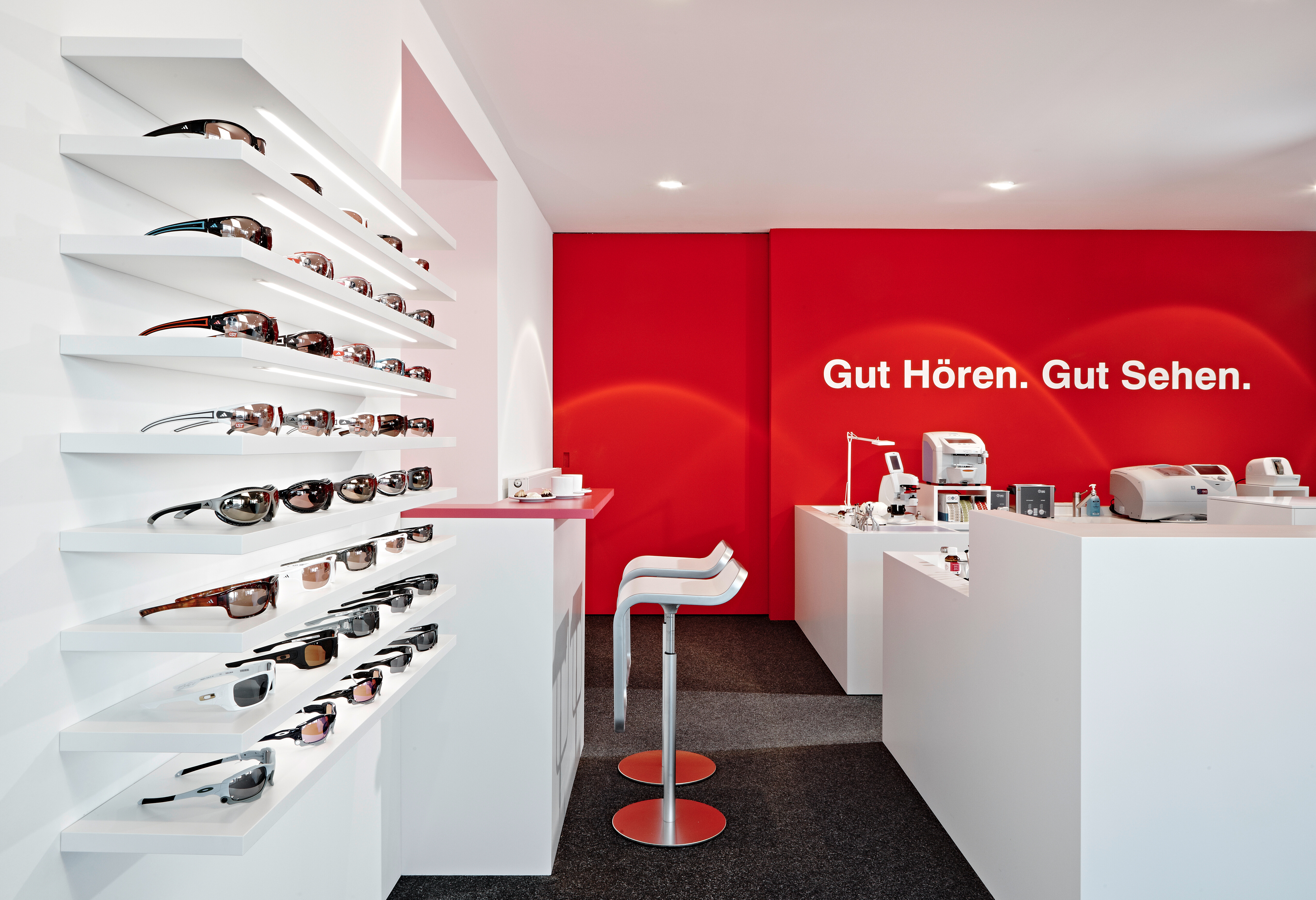 Bei der Einrichtung gewerblich genutzter Räume kommt es darauf an, nicht nur Produkte optimal zu präsentieren, sondern auch ein Ambiente zu schaffen, in dem sich Kunden und Mitarbeiter wohlfühlen. Bei diesem Fachgeschäft für Optik und Akustik galt es, die