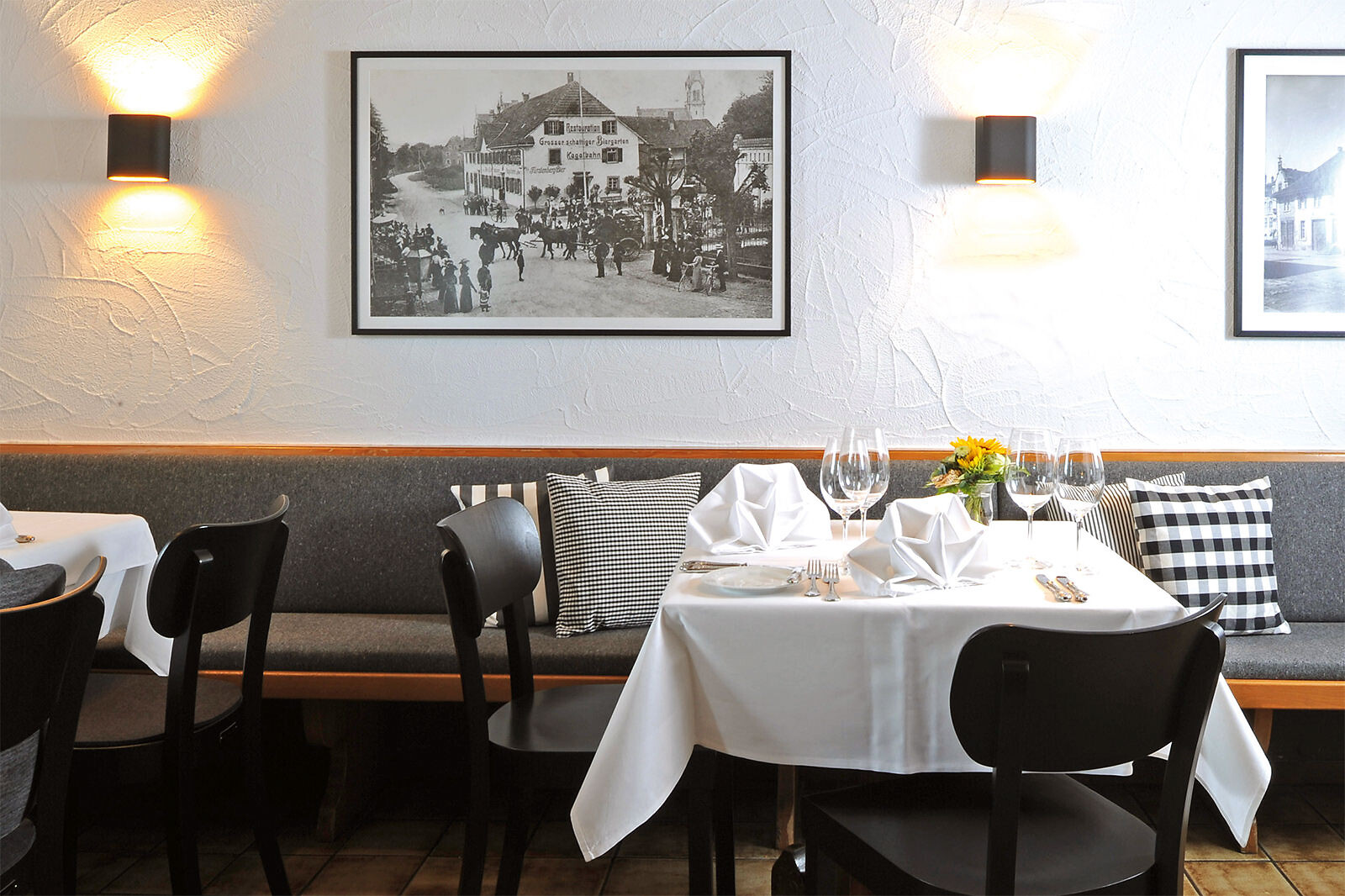 Die Neugestaltung des Gastraums des Hotel-Restaurants Brauerei Walter besticht durch das schlichte und ruhige Farbkonzept und lädt ein zum genussvollen Essen. Die liebevolle Dekoration unterstreicht das gemütliche Ambiente. Auch die harmonische Verbindung