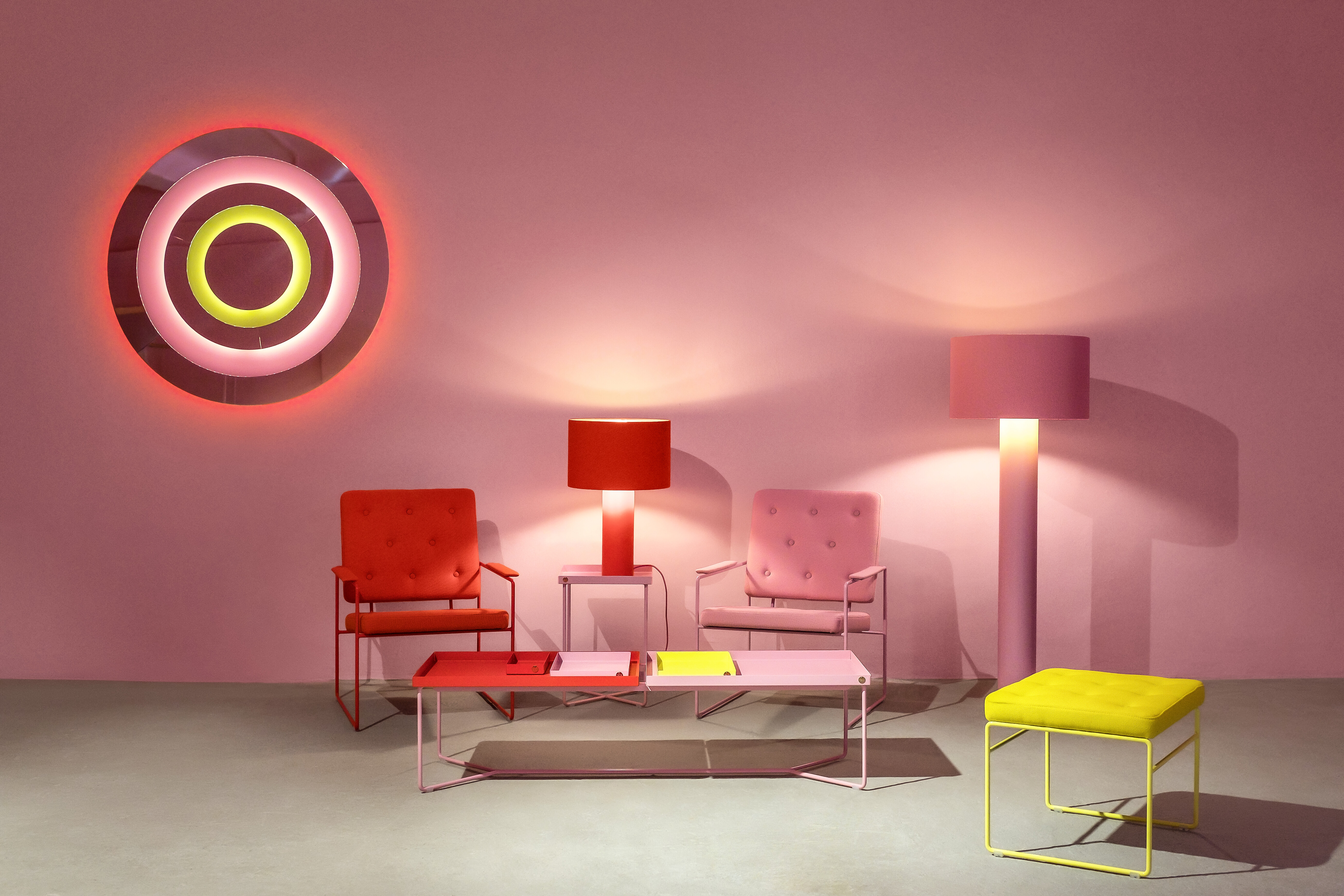 Bunte Szene mit Stuhl Swell Time und All Round Leuchten vor rosa Wand inszeniert
