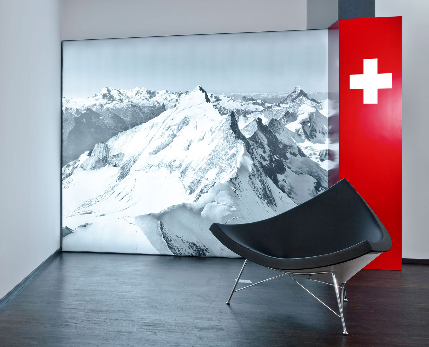 Projektion einer Alpenlandschaft und Schweizer Flagge – symbolisch für internationale Projekte