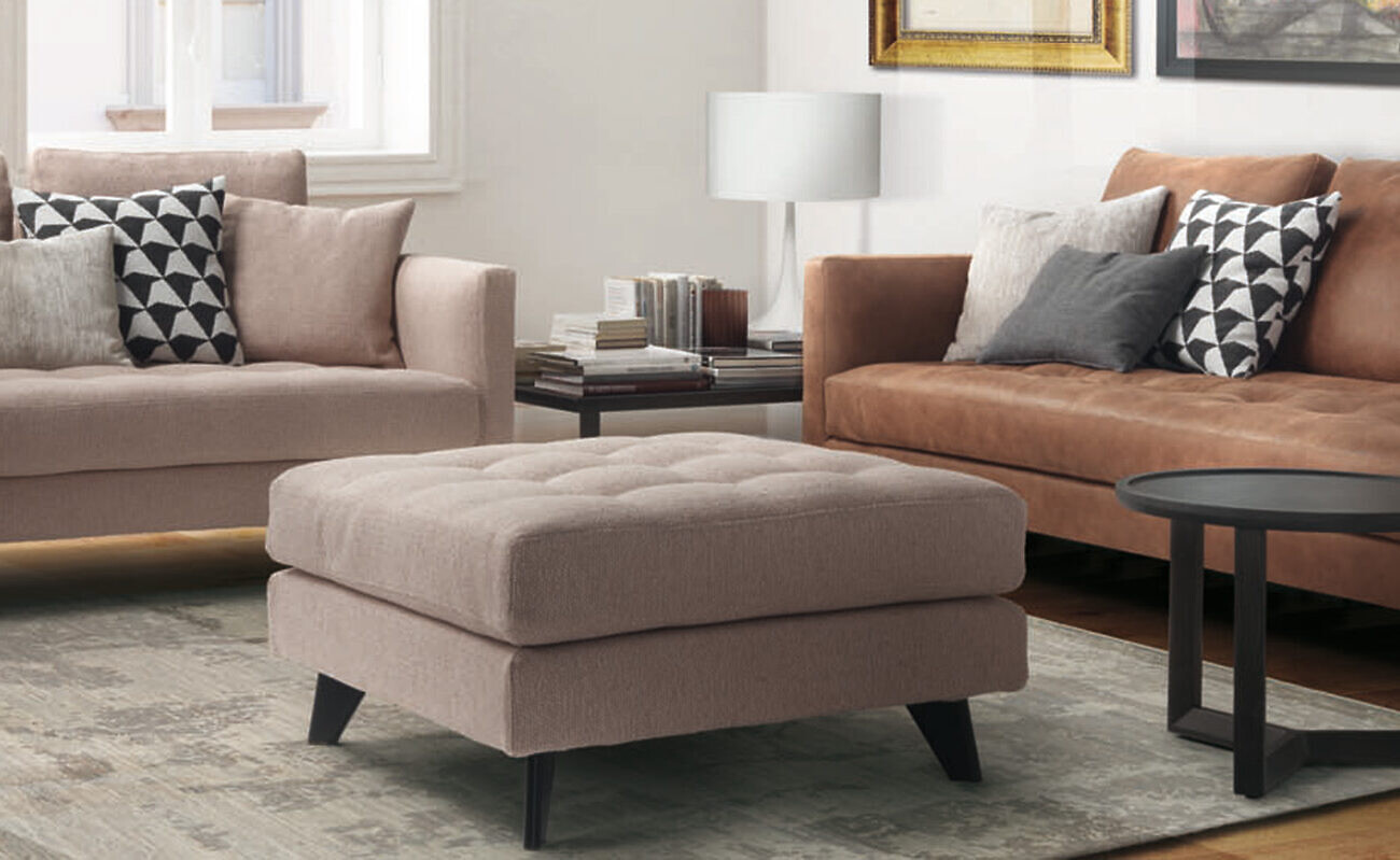 Altrosa Sitzmöbel mit großem Hocker, Teppich und grafischen Kissen