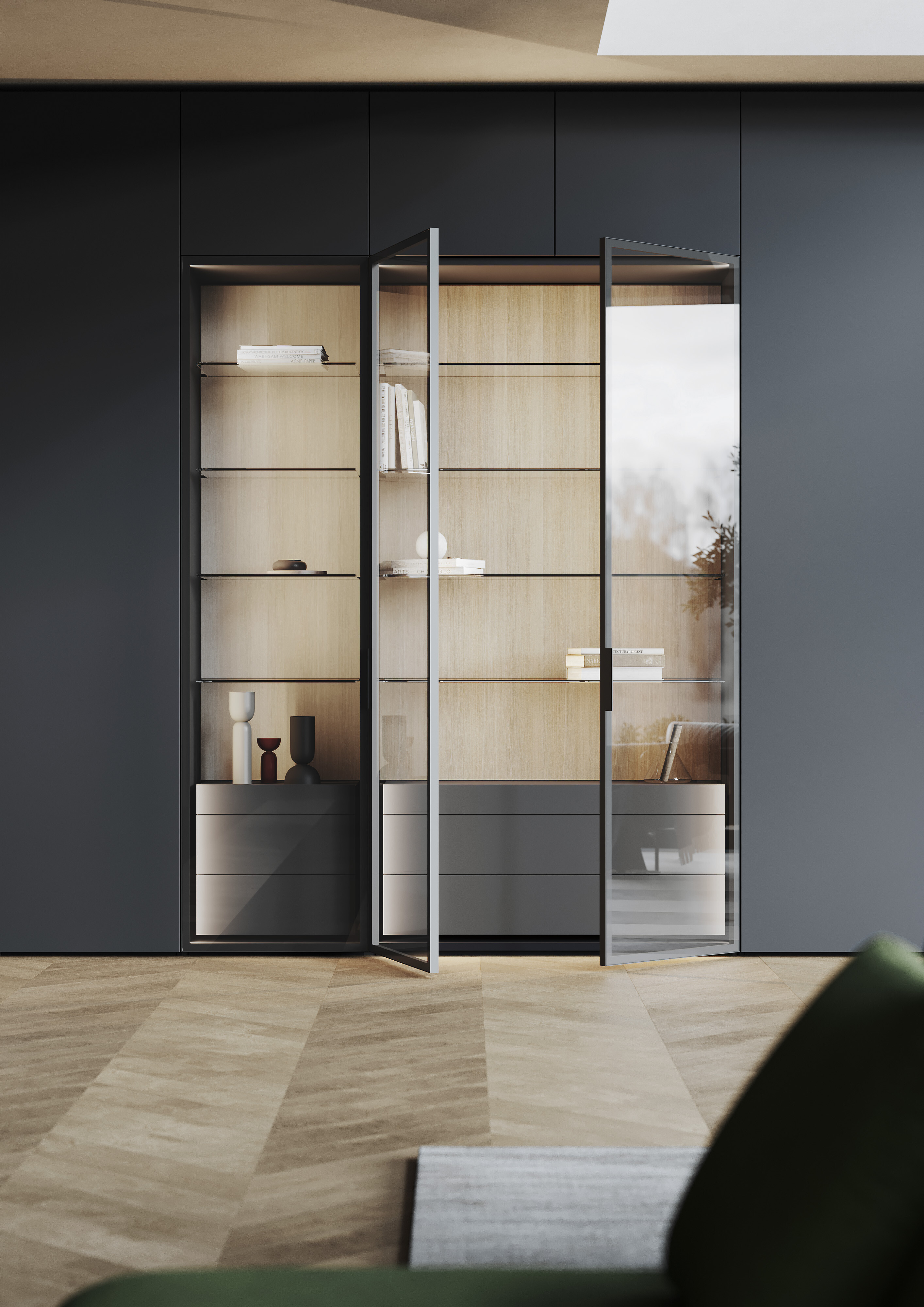 Vitrine mit transparenten Glastüren und Innenausstattung in hellem Holz und Glasböden