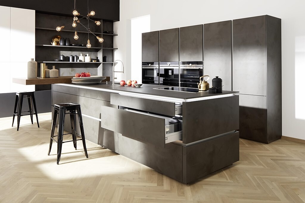 Moderne Nolte Küche mit Kochinsel, Barhockern und offenen Regalen im hinteren Küchenbereich