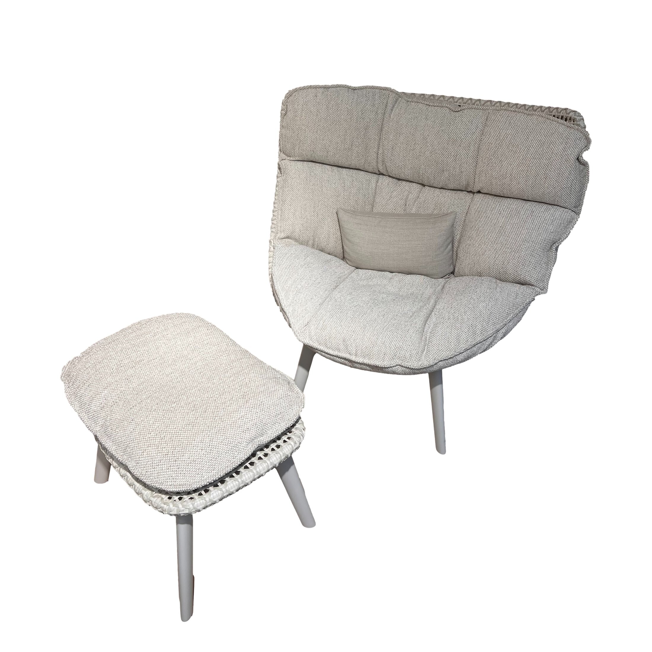 Mbrace Wing Chair mit Hocker