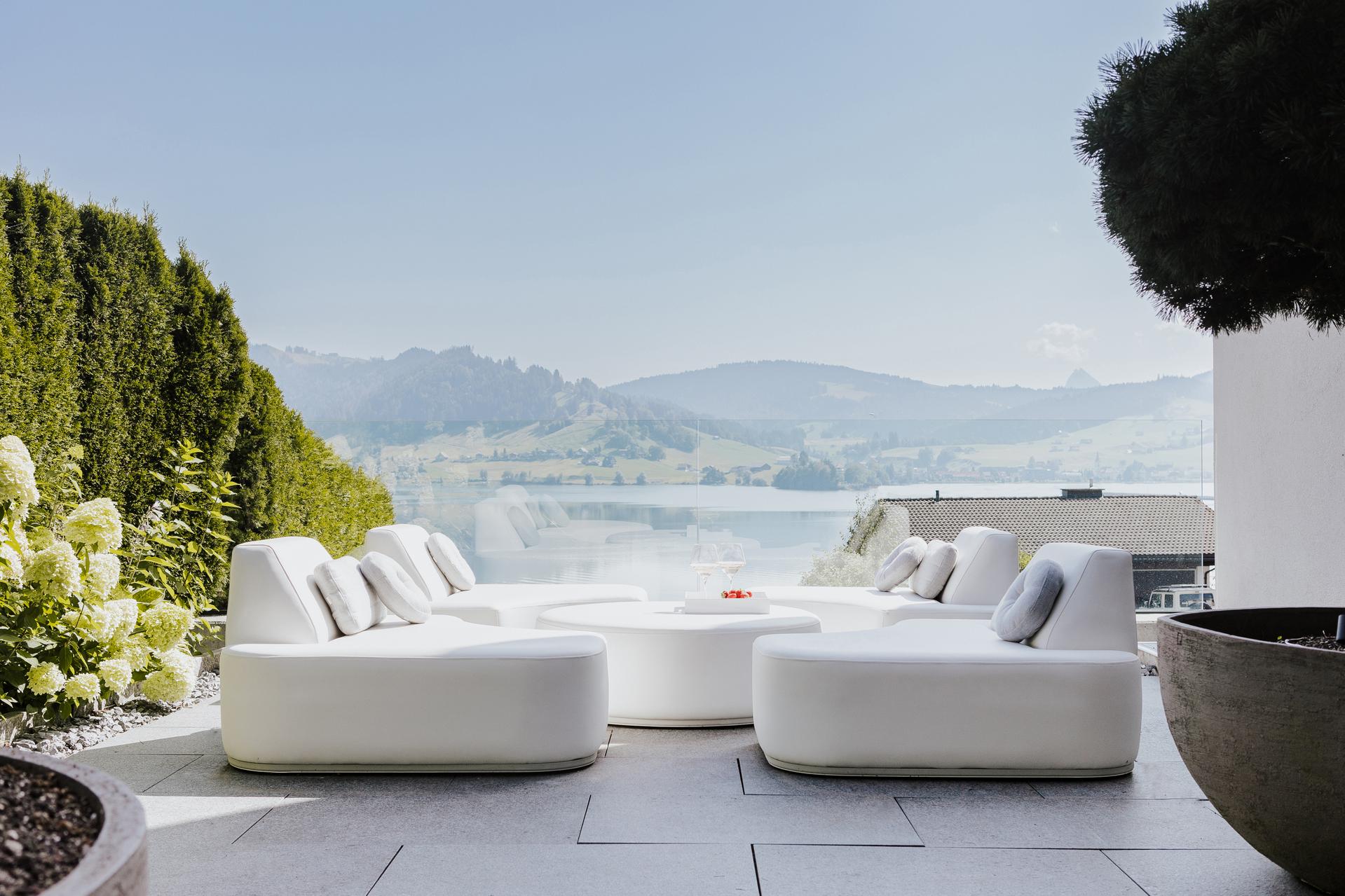 Terrasse mit Blick auf See und Berge, weiße Sitzlandschaft – Einrichtungskonzept von Seipp Wohnen