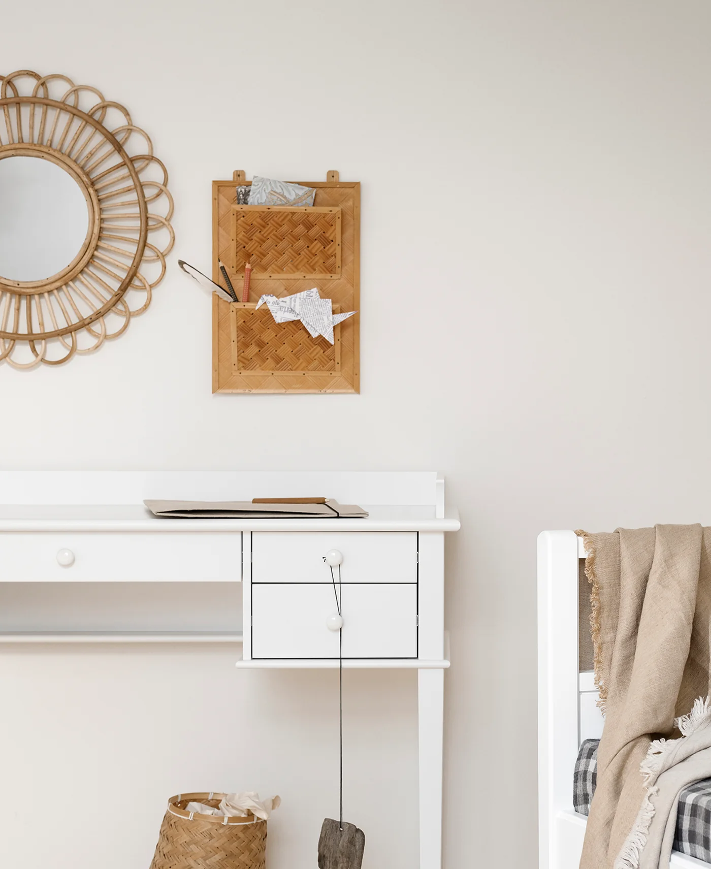 Kinderschreibtisch von Oliver Furniture in Weiß, kombiniert mit Wanddeko