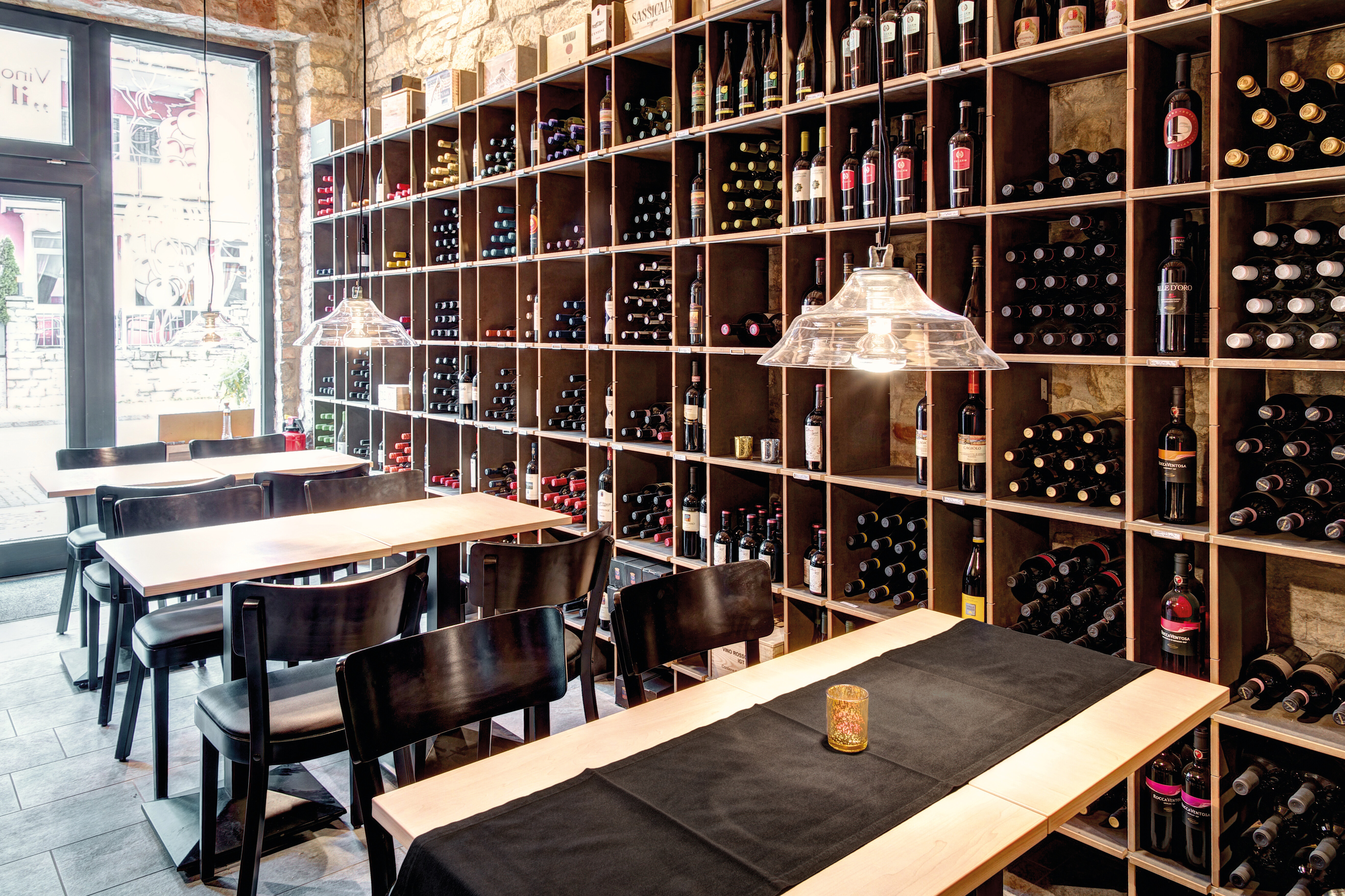 Rohe Steinmauern, gedämpftes Licht und beste Weine verleihen der Vinothek ihr italienisches Flair. Das von Seipp Wohnen geplante Weinregal präsentiert die erlesenen Weine wirkungsvoll. Die drei Bereiche der Lounge - Arbeiten, Verpflegung und Erholung - si