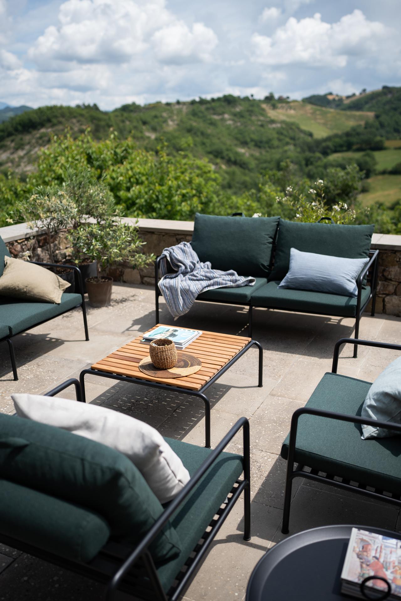 Avon Outdoor-Set mit tiefgrünen Polstern vor mediterraner Hügellandschaft