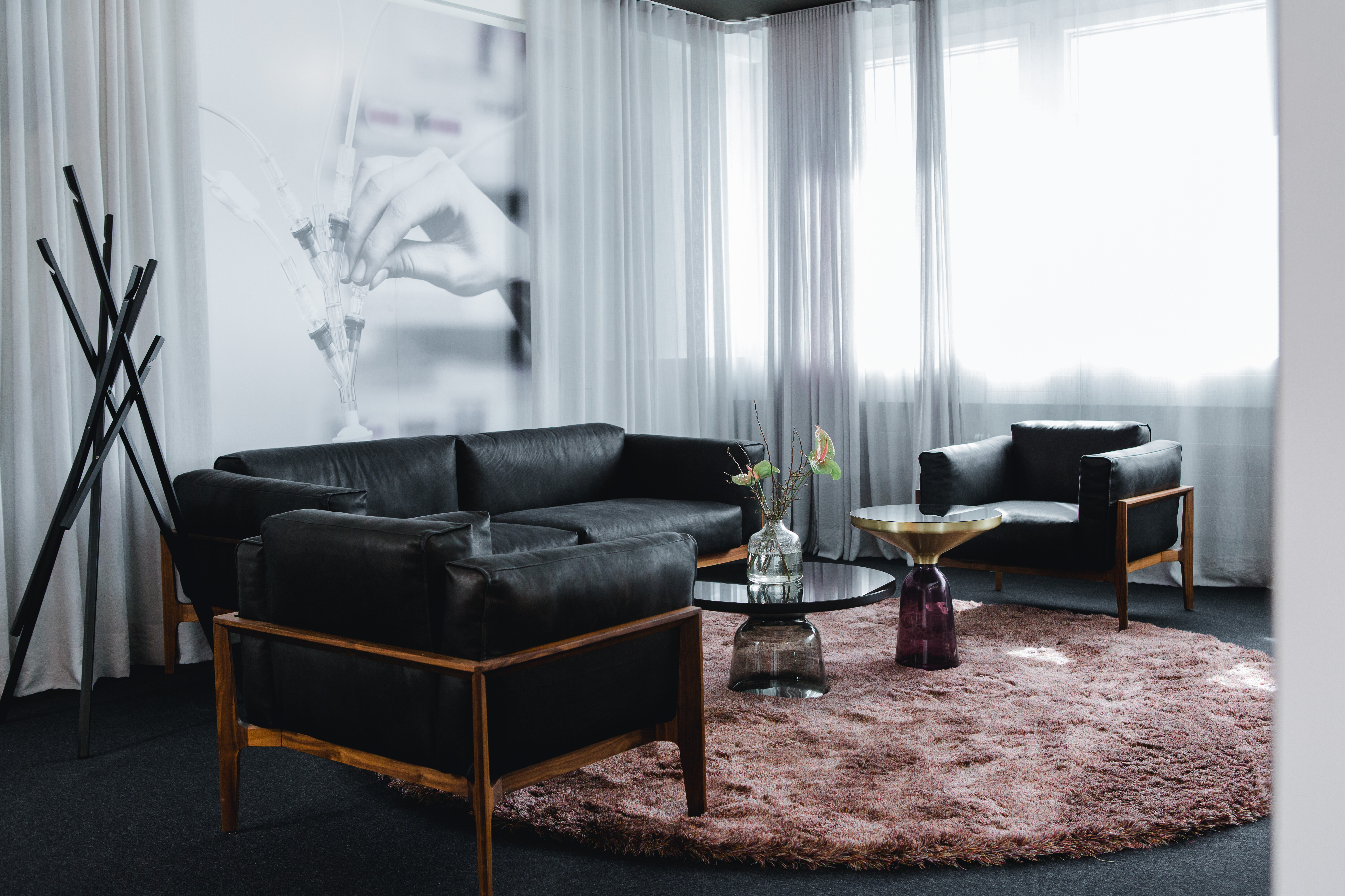 Für die Mitarbeiter im Außendienst, sowie den Austausch untereinander kamen zu den bestehenden Arbeitsplätzen offene Arbeitsbereiche aus Massivholz hinzu. Trennwände aus natürlichem Moos sorgen für den gewünschten Wohlfühlcharakter und optimieren gleichze