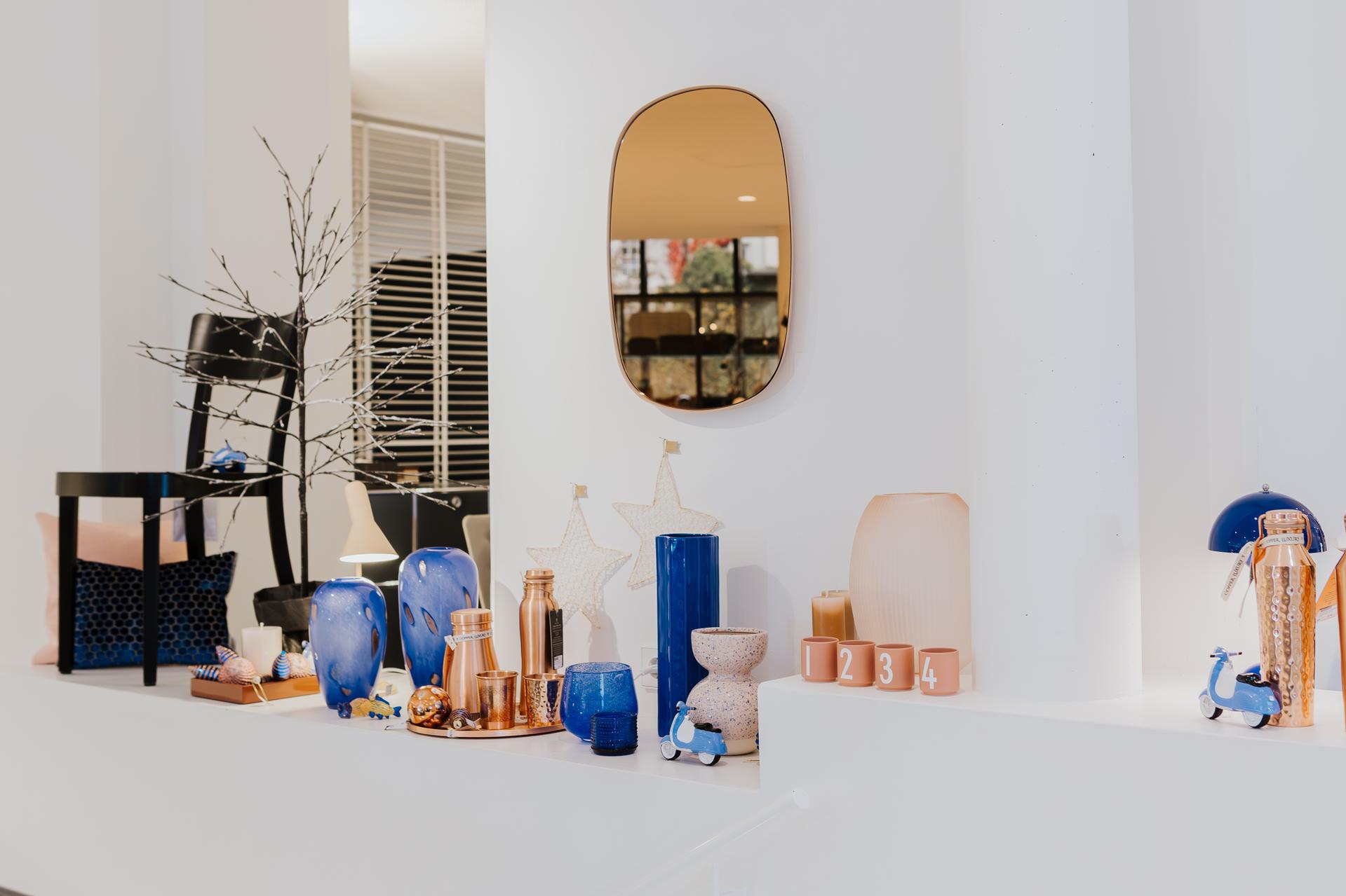 Wohnaccessoires in Blau und Kupfer in der Ausstellung Waldshut von Seipp Wohnen