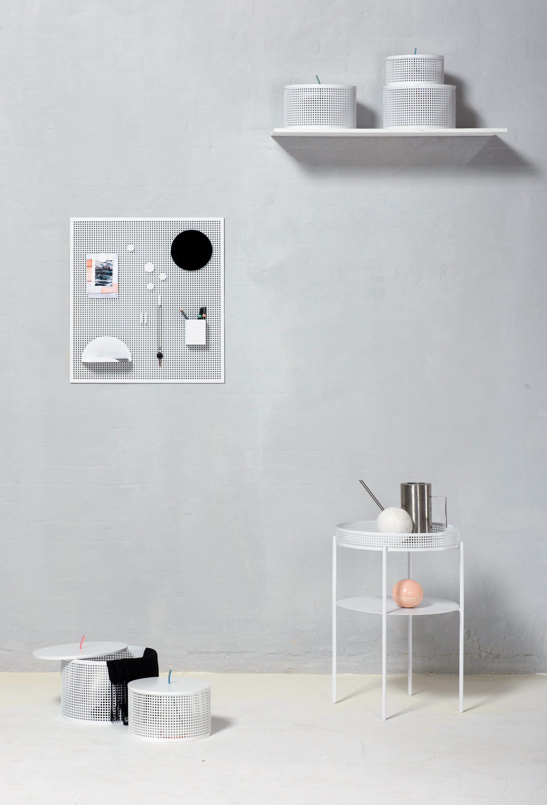 Weißes Regal, Wandgitter und Ablagetisch von OK Design vor grauer Wand arrangiert