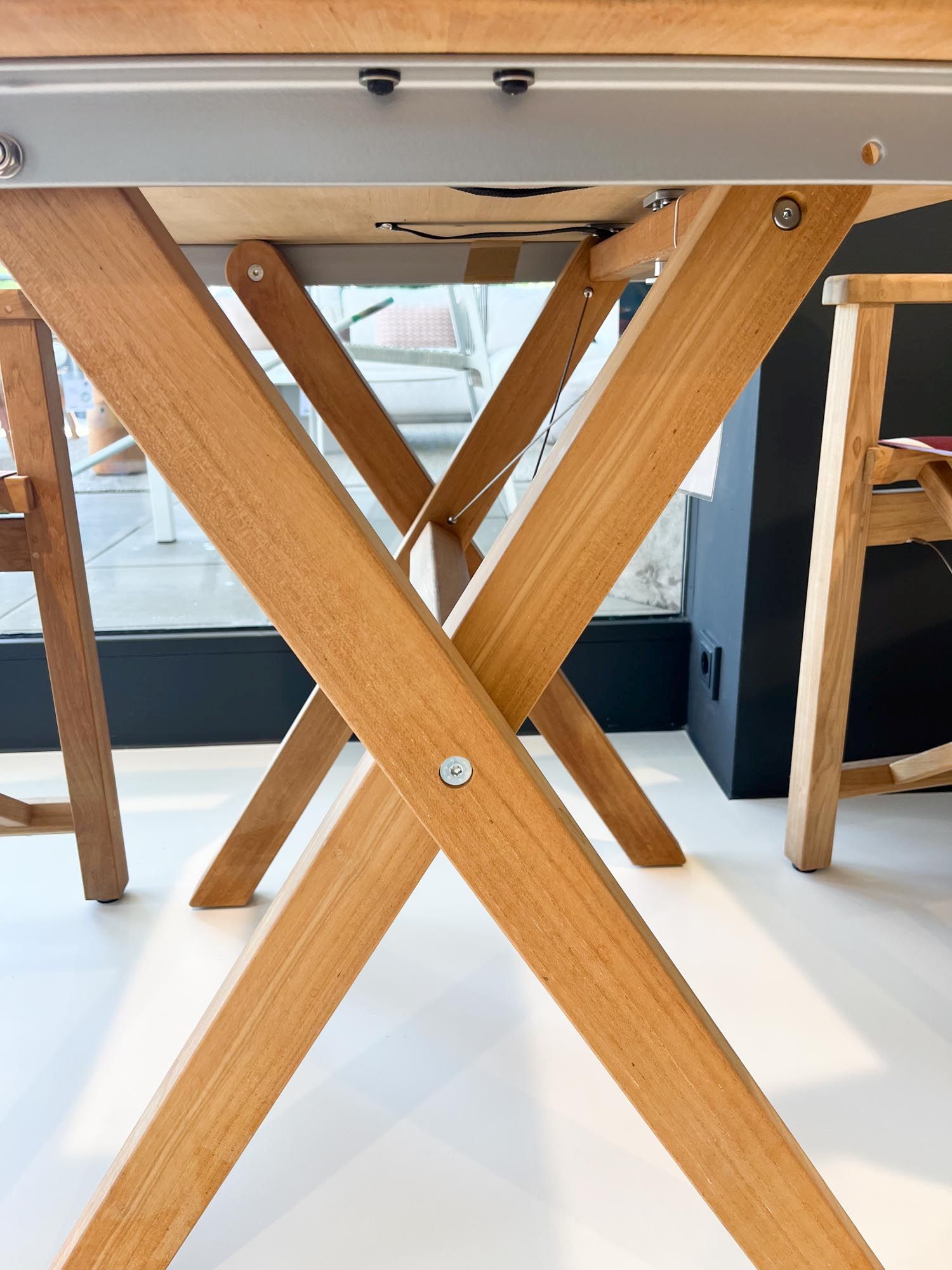 Tisch Cross