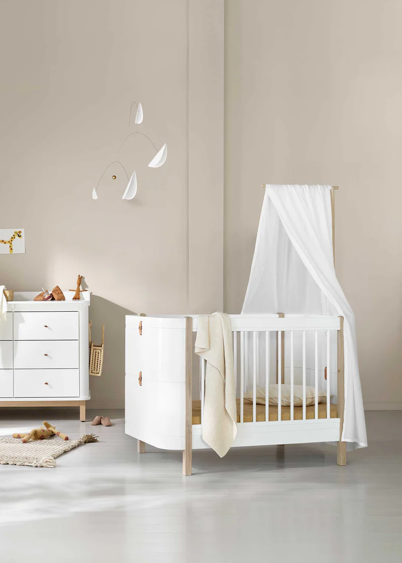 Babybett mit weißem Baldachin und Wickelkommode von Oliver Furniture in skandinavischem Stil