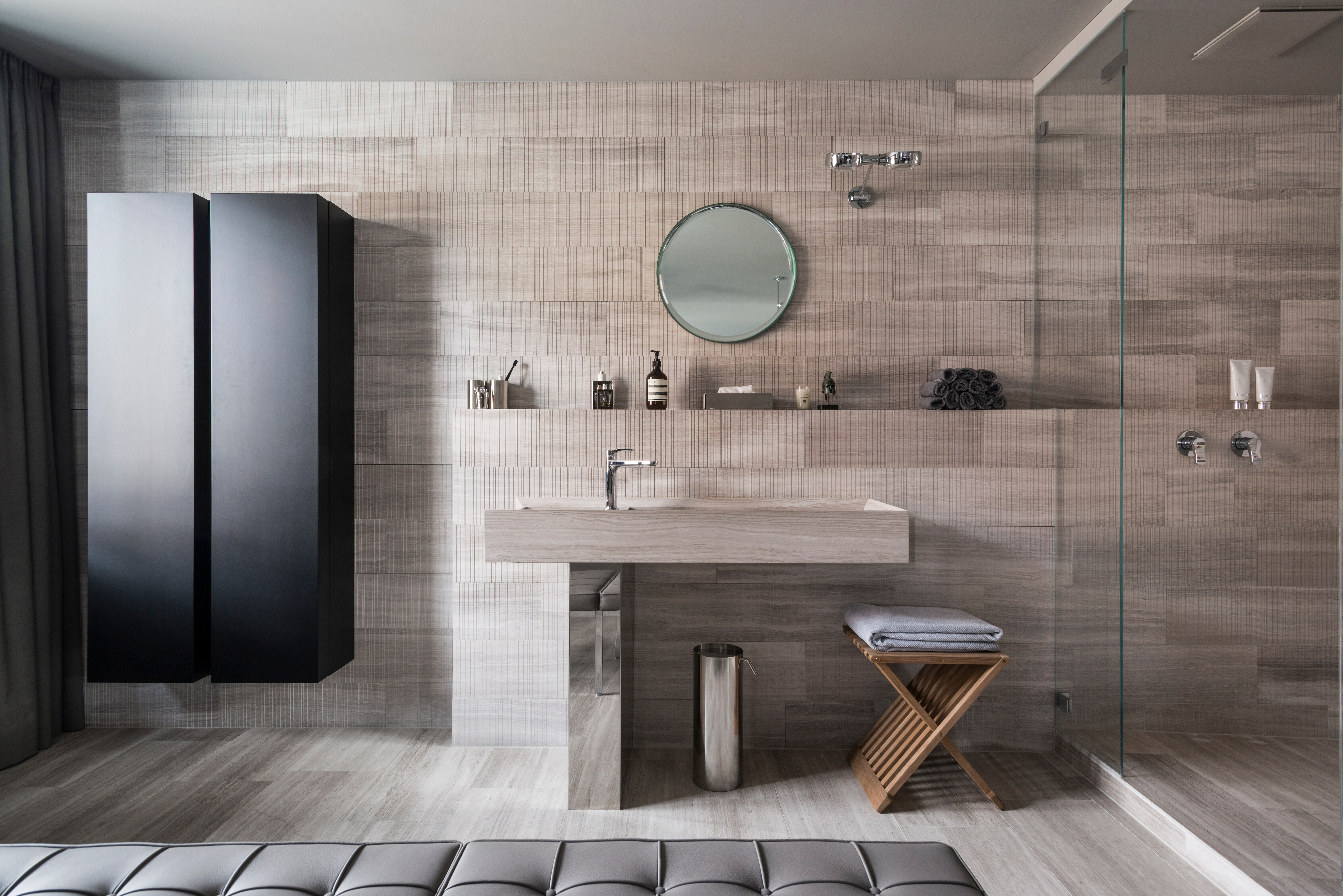 Hocker Fiona von Skagerak, Wandleuchte Sento Doppio von Occhio.