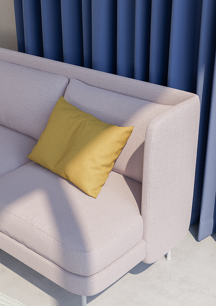 Ecksofa mit hellem Bezug vor tiefblauem Vorhang und gelbem Kissen