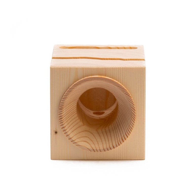 Lautsprecher Cube von Vaia, der aus dem Holz von Bäumen, die vom Sturm Vaia (Dolomiten, 2018) gefällt wurden, hergestellt wird.