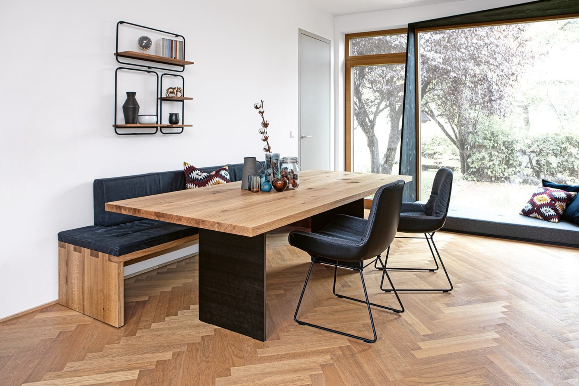 Essbereich mit Freifrau-Stühlen und Holztisch – Teil der Jubiläumsaktion Edition Light bei Seipp