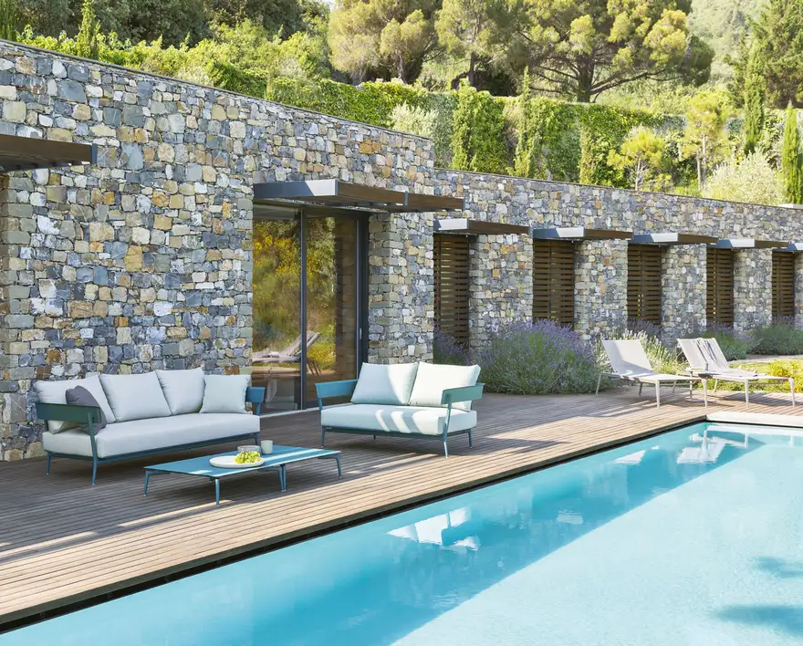 Zwei Loungesofas mit Metallgestell und Polstern von Fast auf Holzdeck am Pool