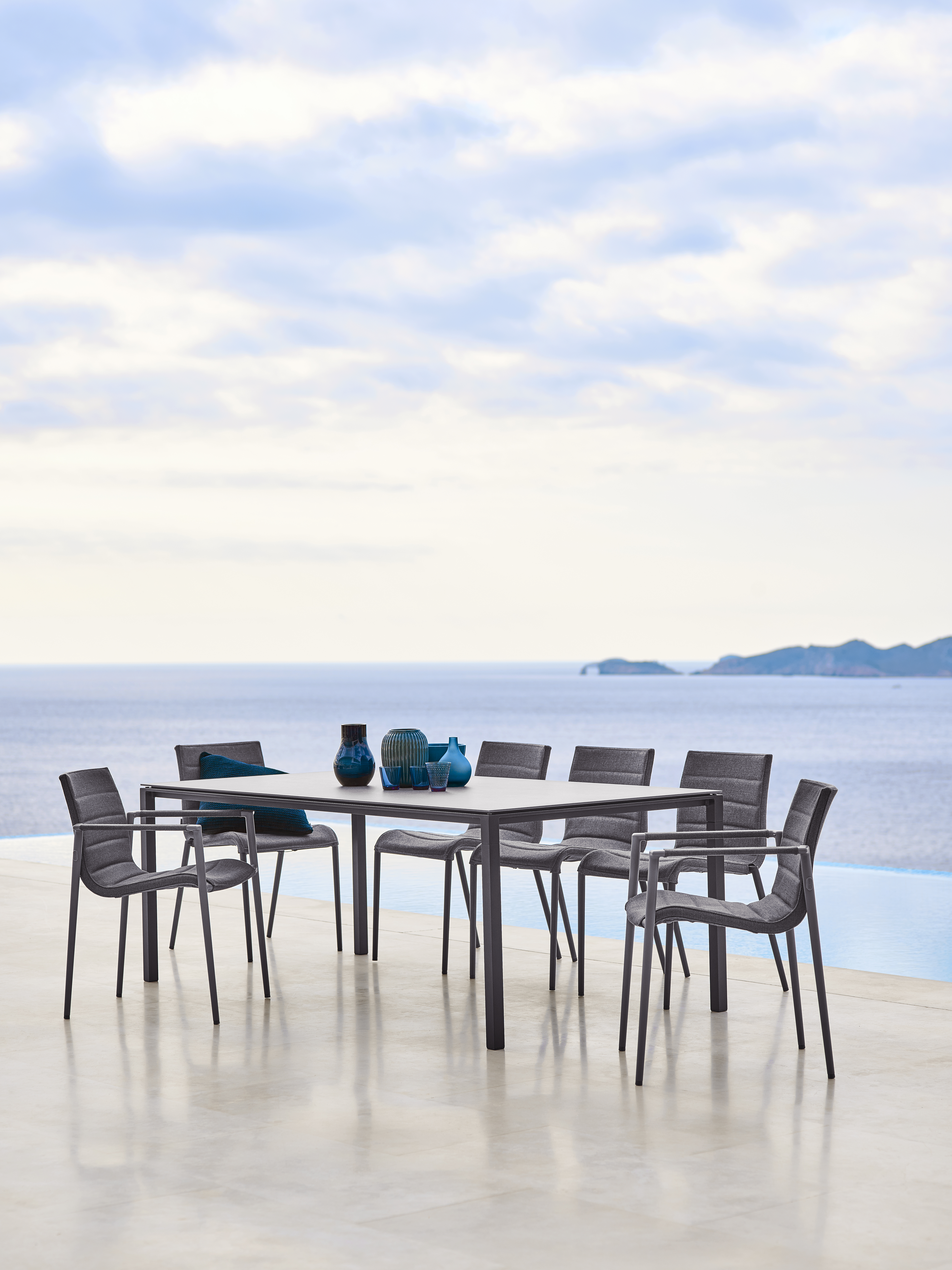 Outdoortisch und Stühle von Cane-line mit Meerblick