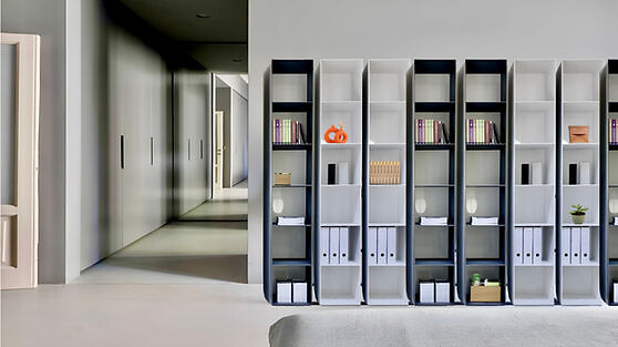 Regalsystem Wogg No.2002 mit offenen Fächern in heller Flur- oder Bürosituation