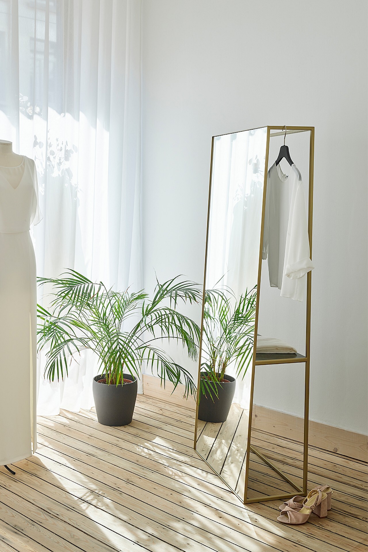 Freistehender, rechteckiger Spiegel mit Messingrahmen und integrierter Garderobenstange