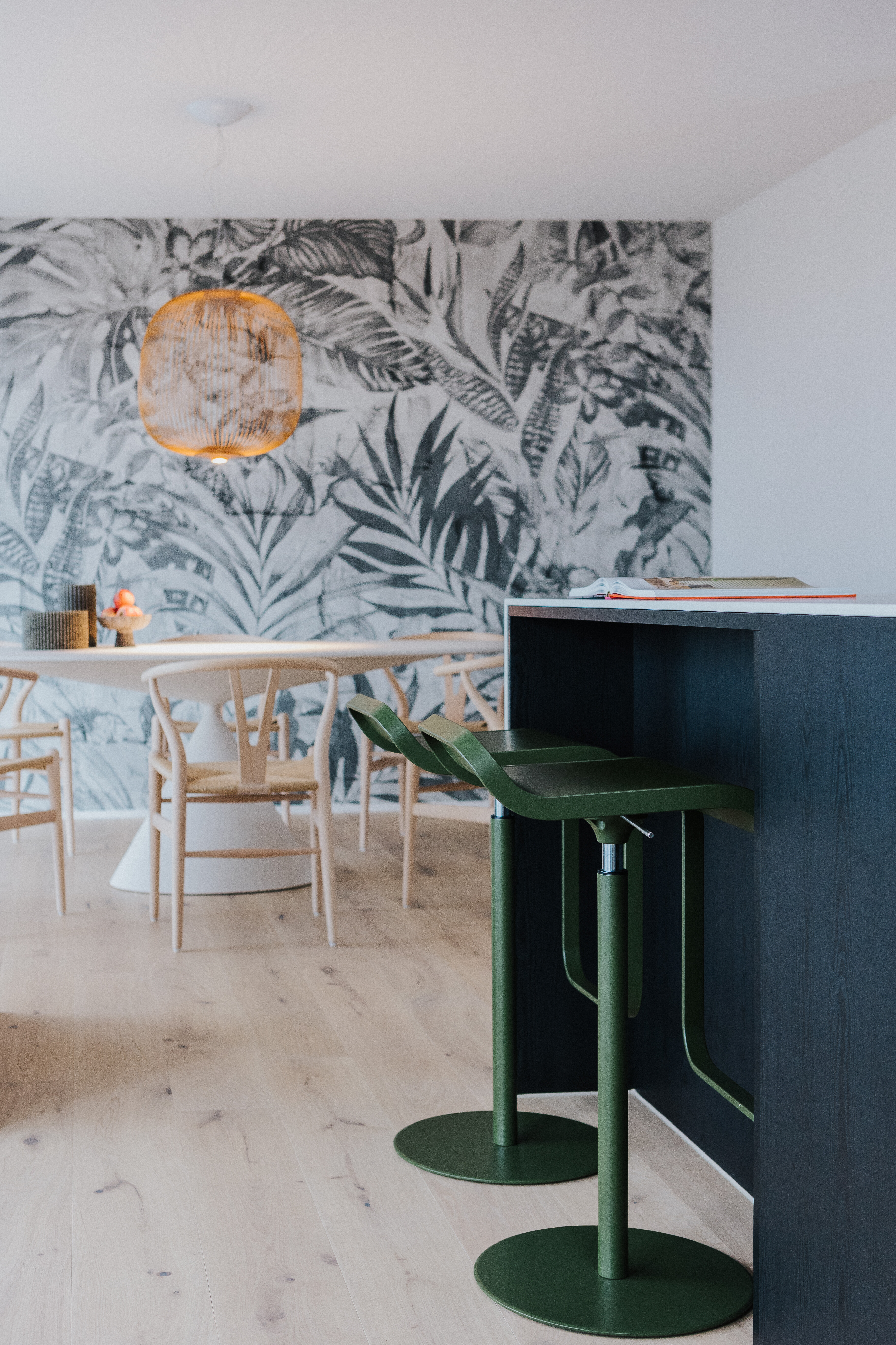 Barhocker LEM S8024L8 von Lapalma
Sitz oliva 8, NCS 7020-G50Y lackiert
Gestell oliva 24 lackiert
drehbar, höhenverstellbar
mittels Gasdruckfeder
Design Shin + Tomoko Azumi
B 37  T 42  H 74-87  SH 66-79cm