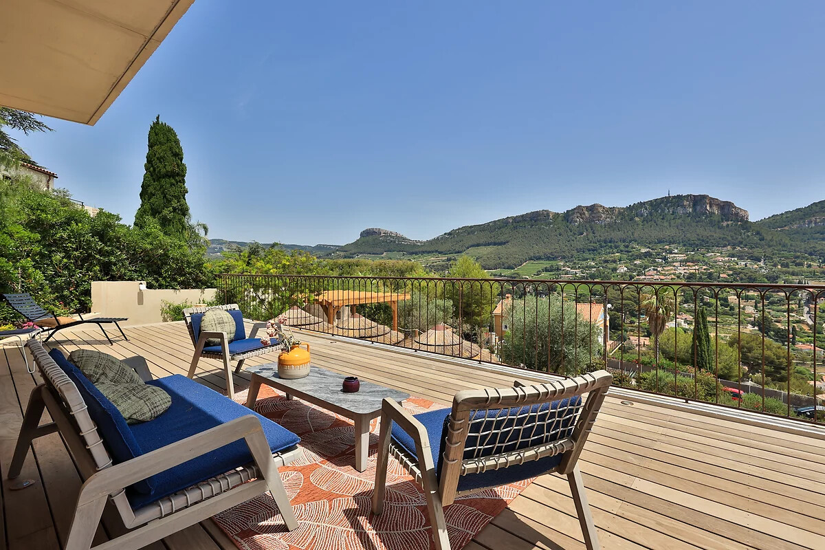 Terrasse mit zwei Sesseln, Sofa und Tisch aus Outdoor-Möbeln von Gervasoni, Blick ins weite Tal.