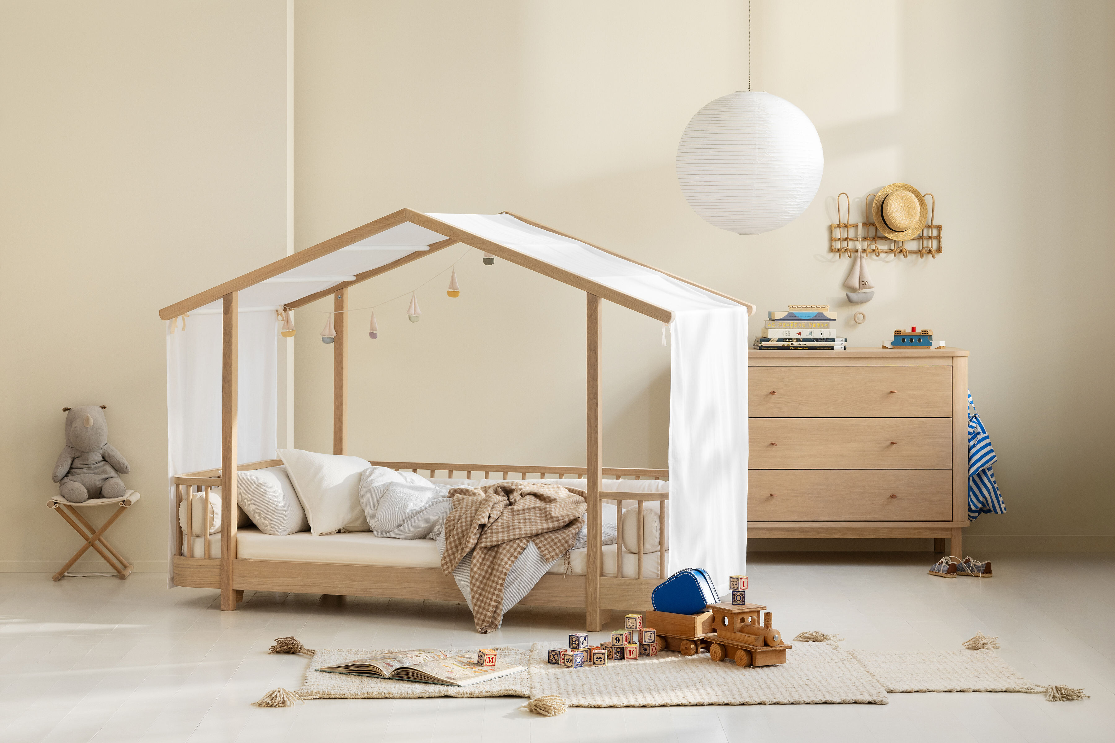 Oliver Furniture Kinder-Hausbett mit weißem Stoffdach, Kissen und Spielbereich